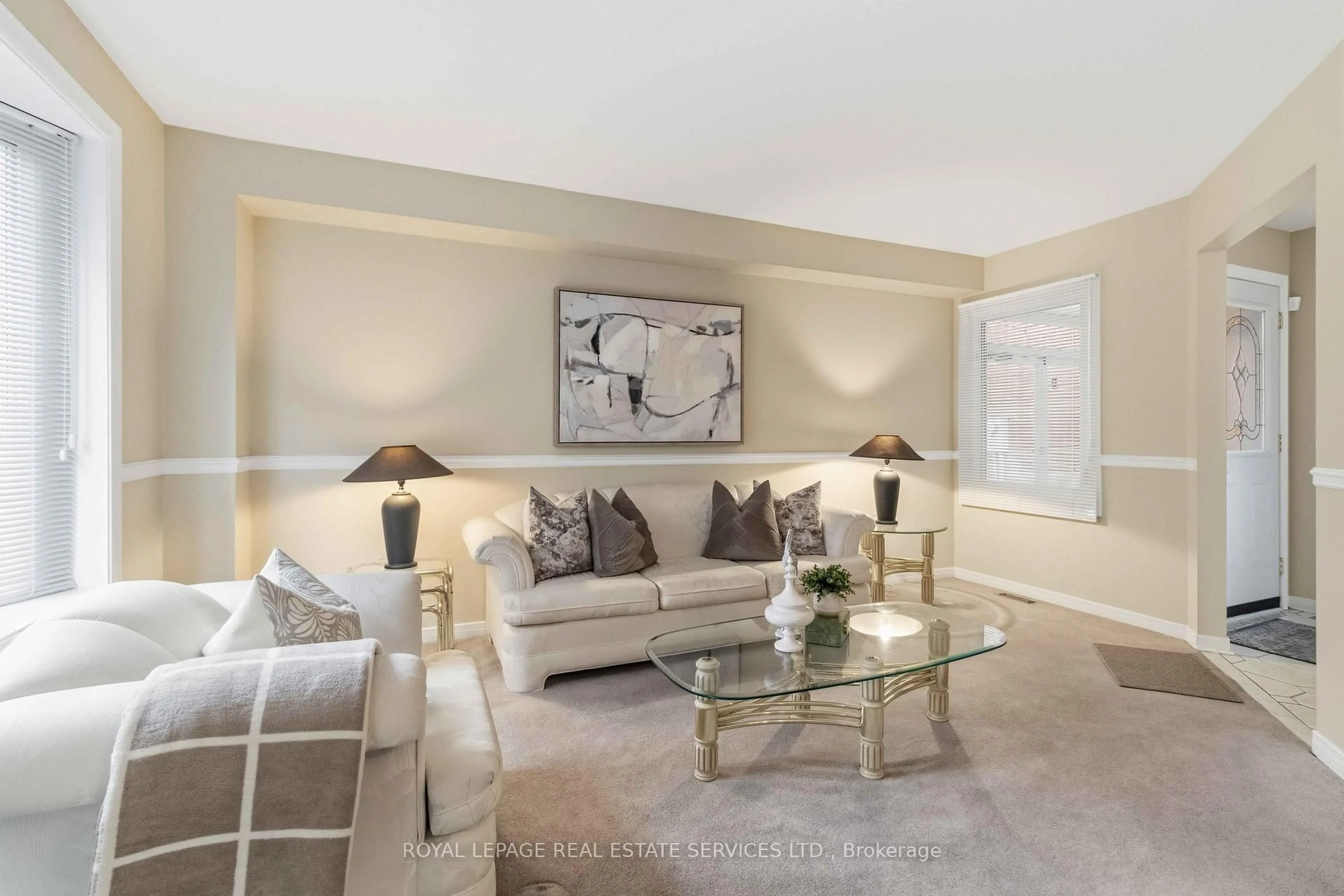 Living room with furniture, unknown for 550 Petawawa Cres, Mississauga Ontario L4Z 2N3