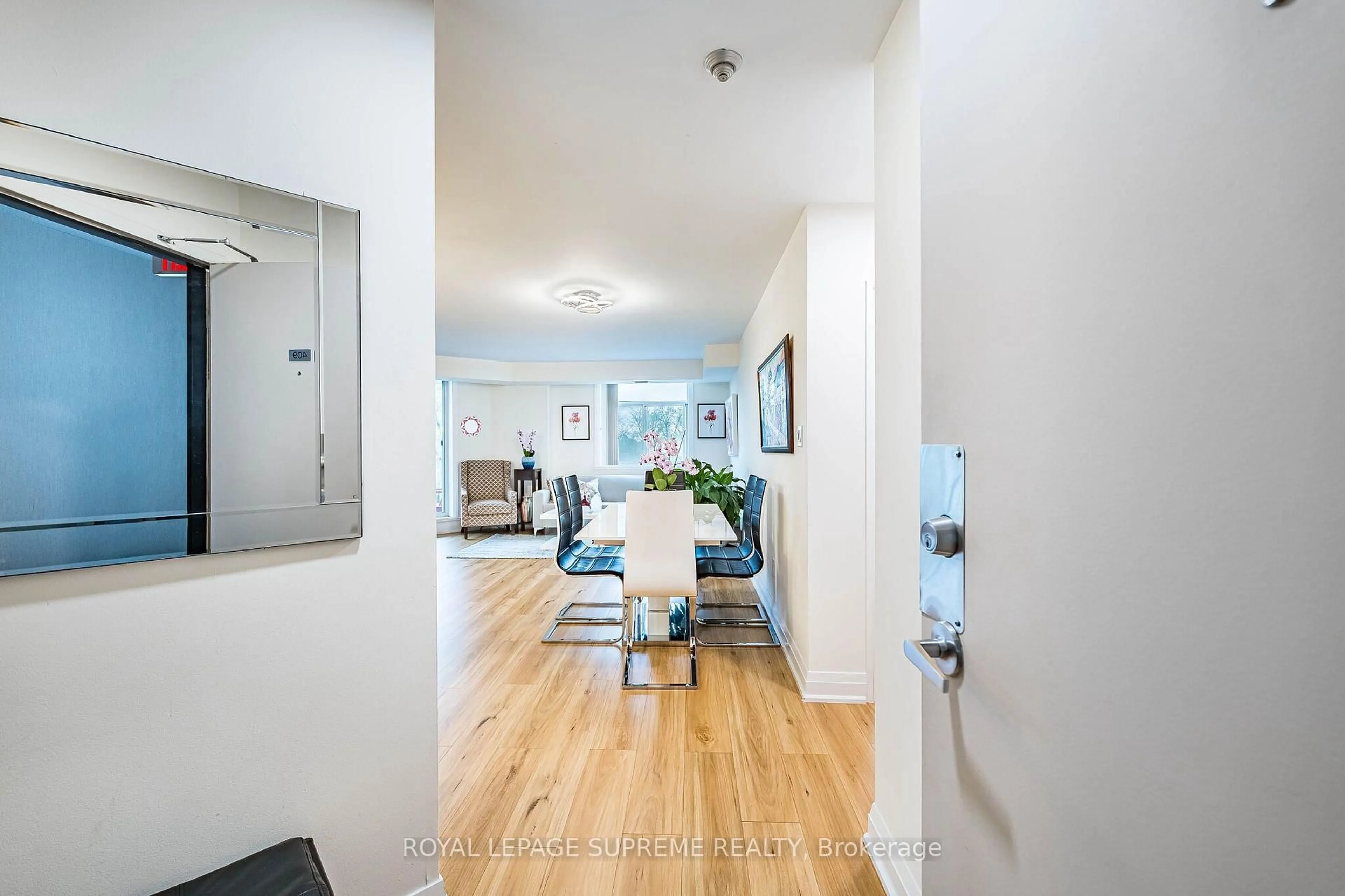 Indoor entryway for 3559 Eglinton Ave #409, Toronto Ontario M6M 5C6