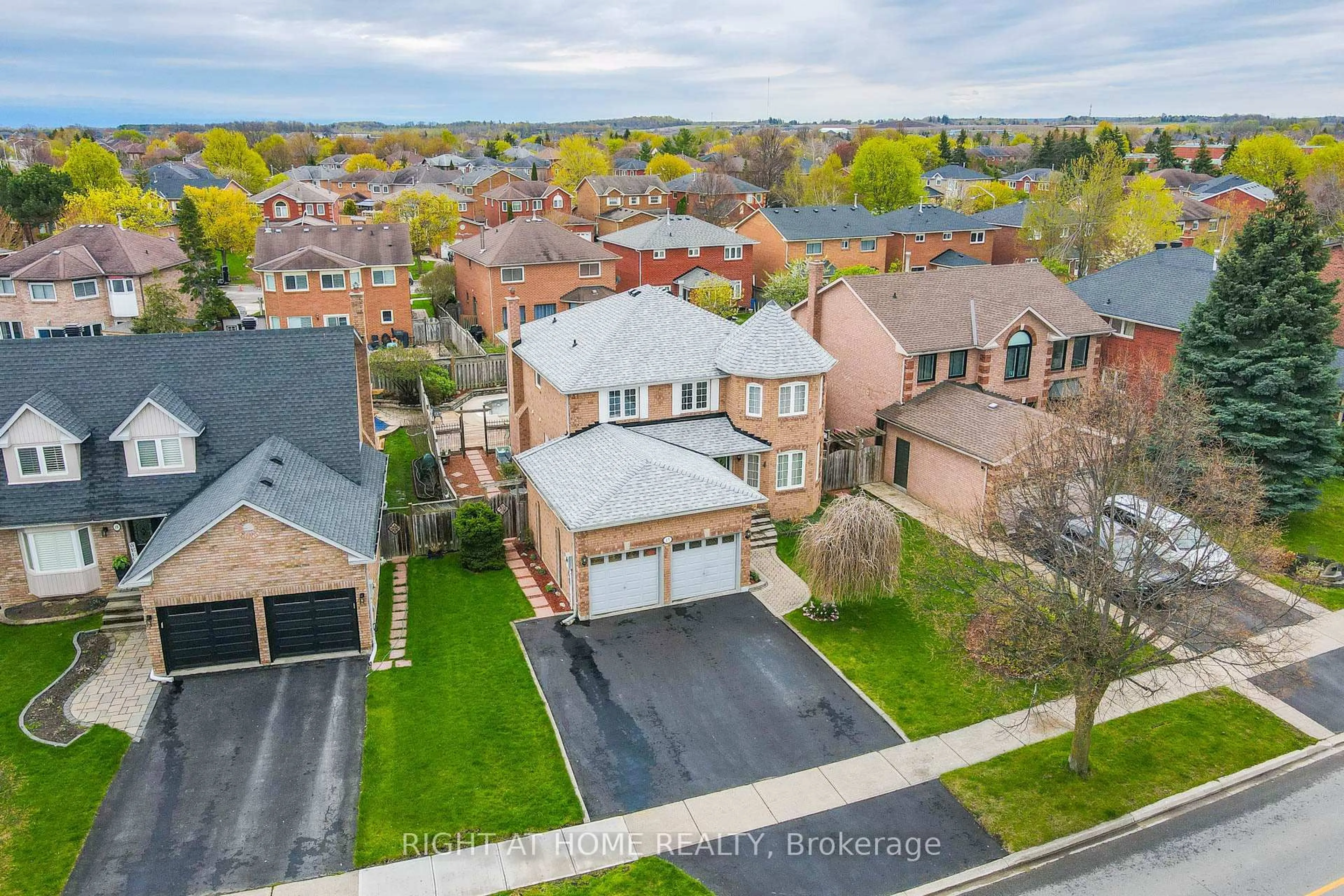 A pic from outside/outdoor area/front of a property/back of a property/a pic from drone, street for 17 Eaton St, Halton Hills Ontario L7G 5L4
