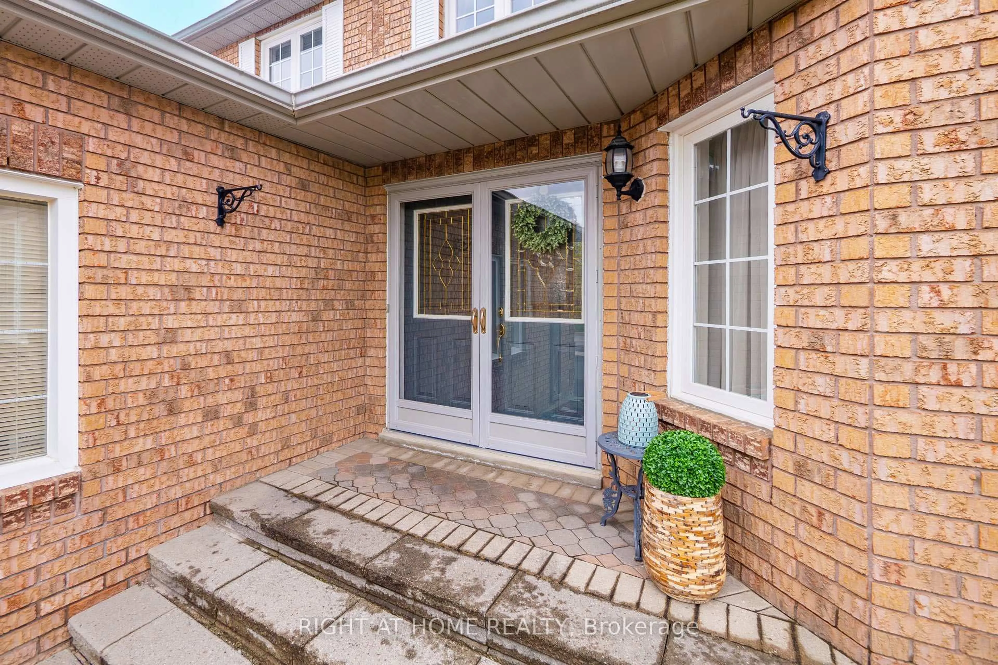 Indoor entryway for 17 Eaton St, Halton Hills Ontario L7G 5L4