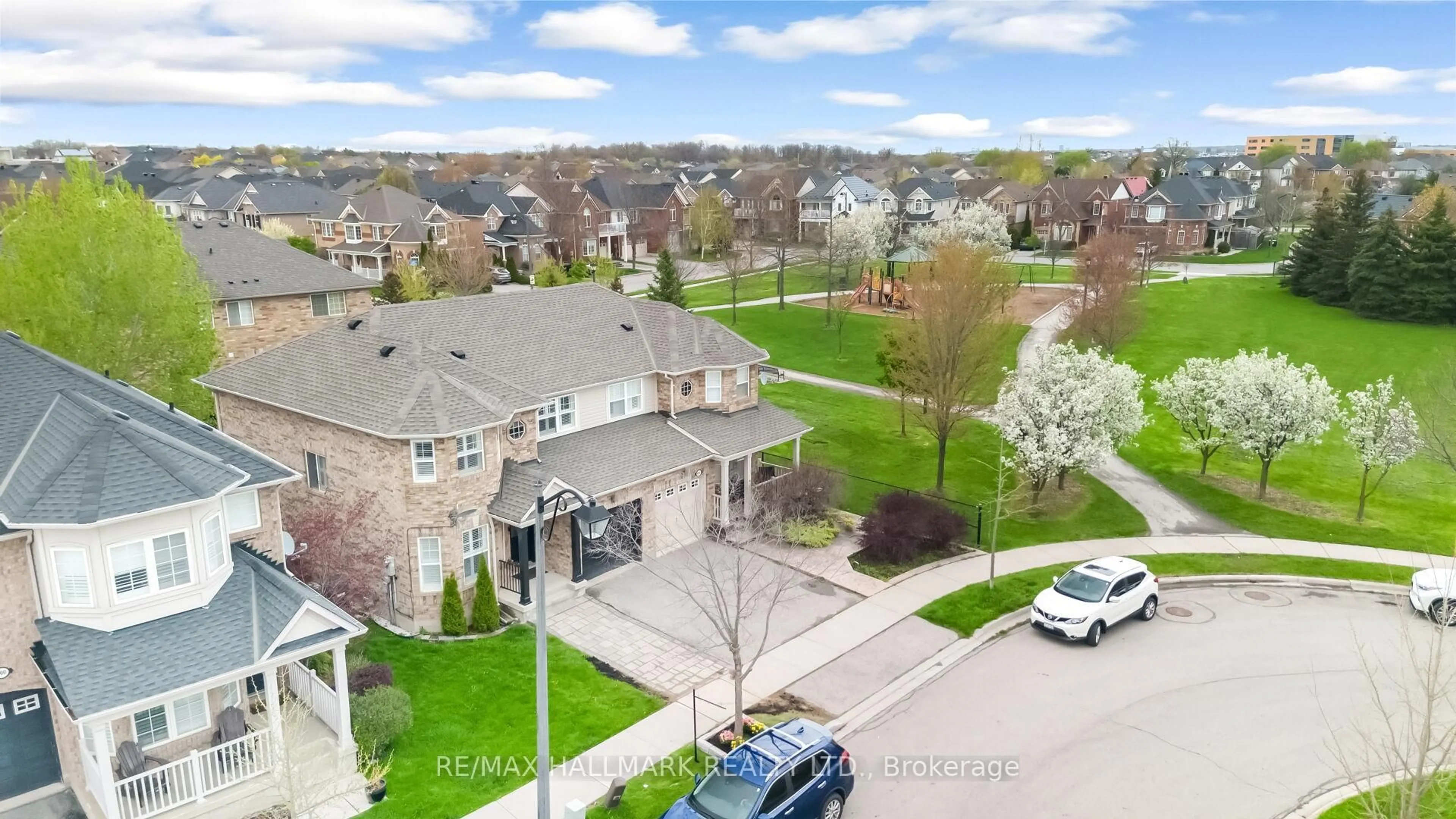 A pic from outside/outdoor area/front of a property/back of a property/a pic from drone, street for 898 Mcnair Circ, Milton Ontario L9T 6Y6