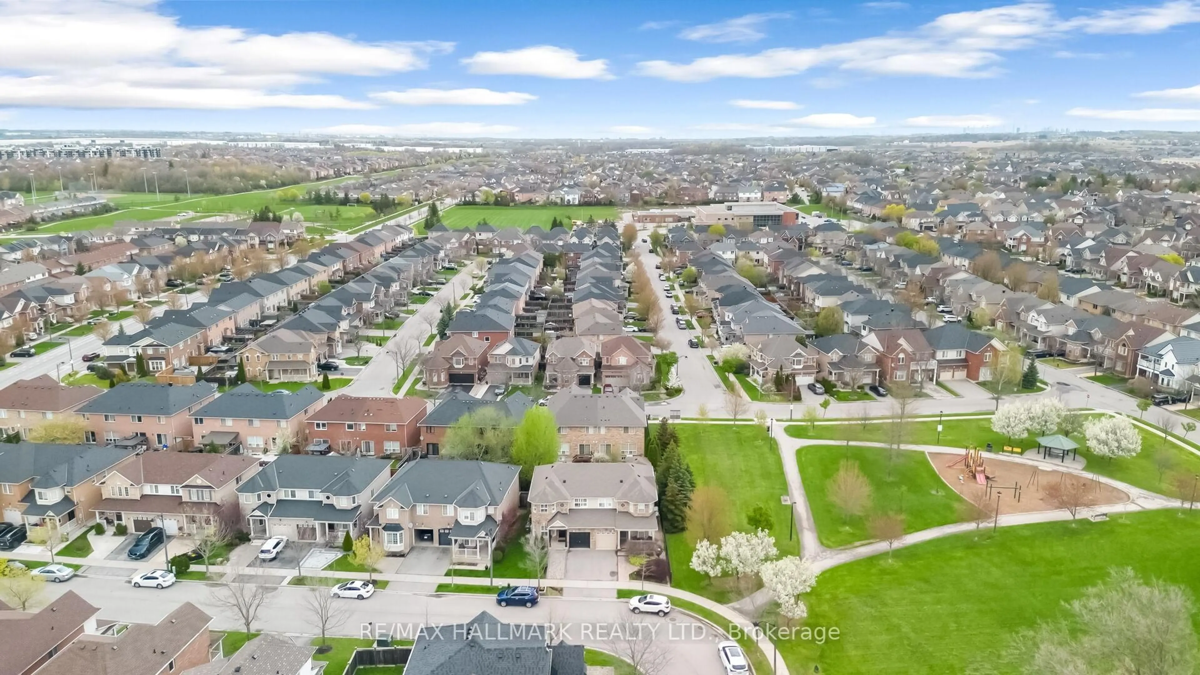 A pic from outside/outdoor area/front of a property/back of a property/a pic from drone, street for 898 Mcnair Circ, Milton Ontario L9T 6Y6