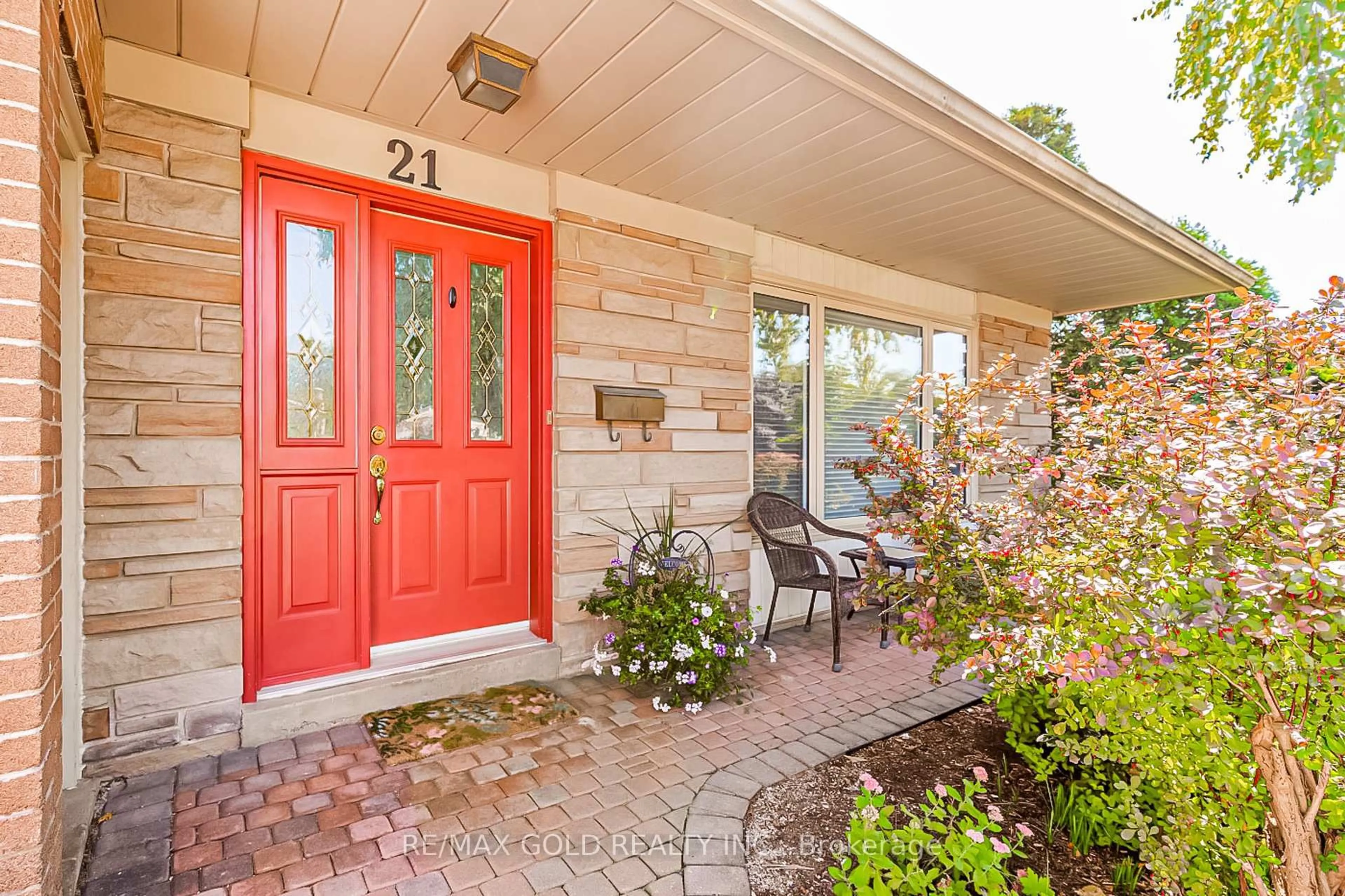 Indoor entryway for 21 Aberdeen Cres, Brampton Ontario L6T 2P8