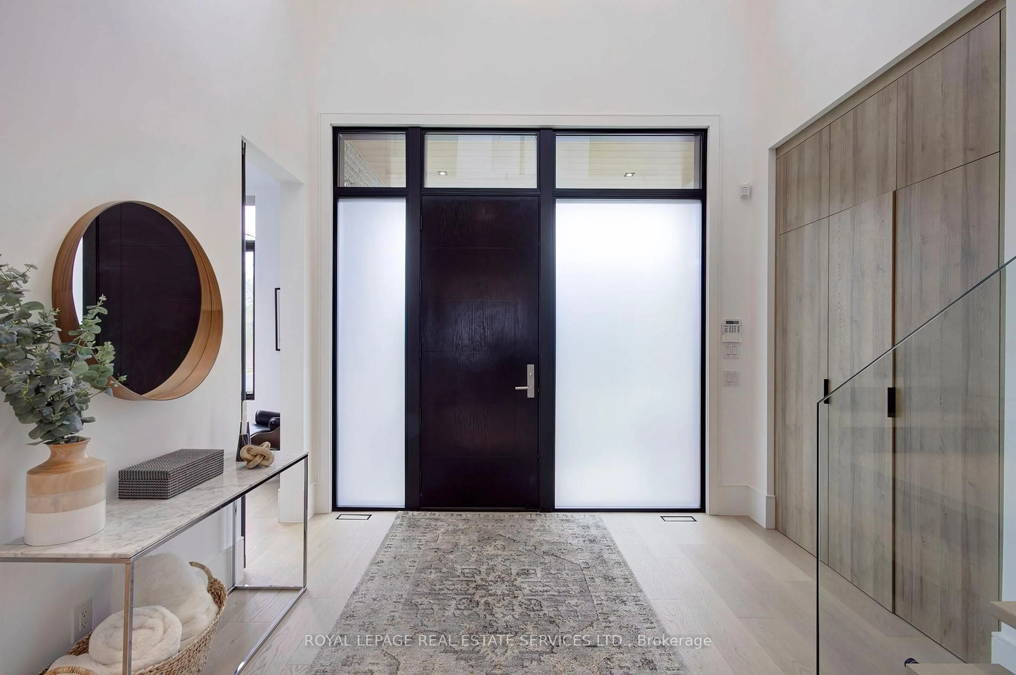 Indoor entryway for 1403 Wren Ave, Oakville Ontario L6L 2V7