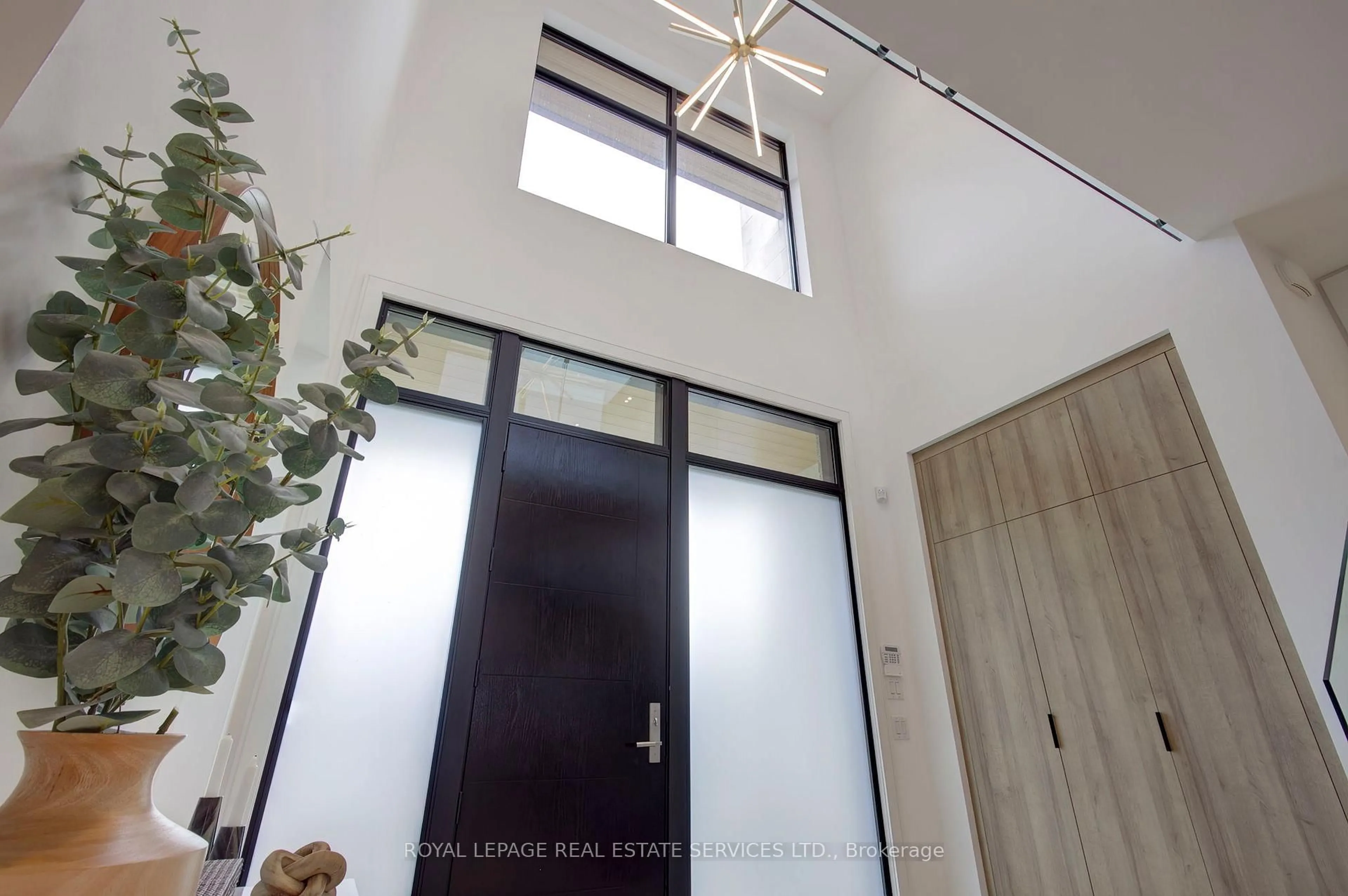 Indoor foyer for 1403 Wren Ave, Oakville Ontario L6L 2V7
