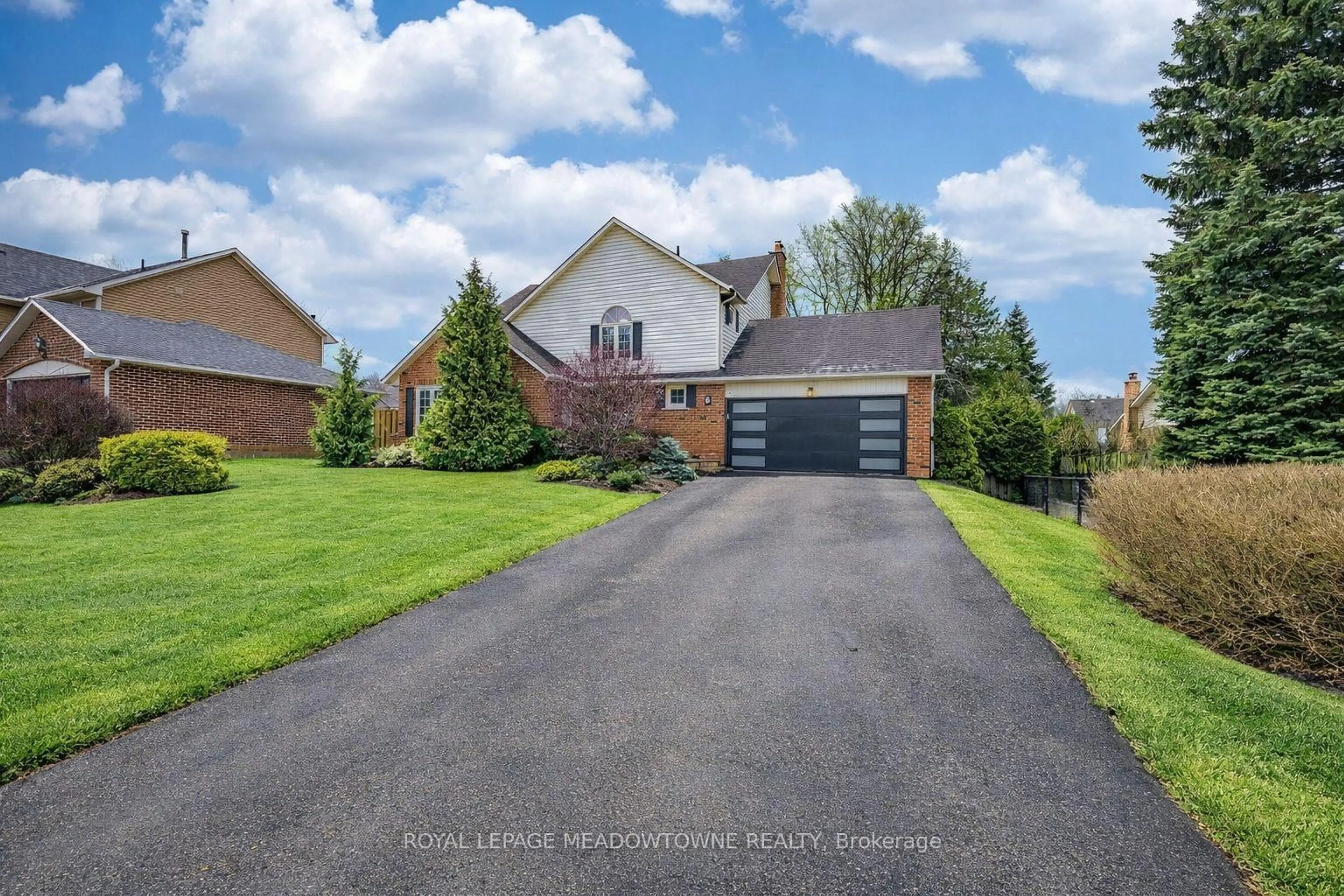 A pic from outside/outdoor area/front of a property/back of a property/a pic from drone, street for 8 Wadsworth Circ, Brampton Ontario L6Z 1W7