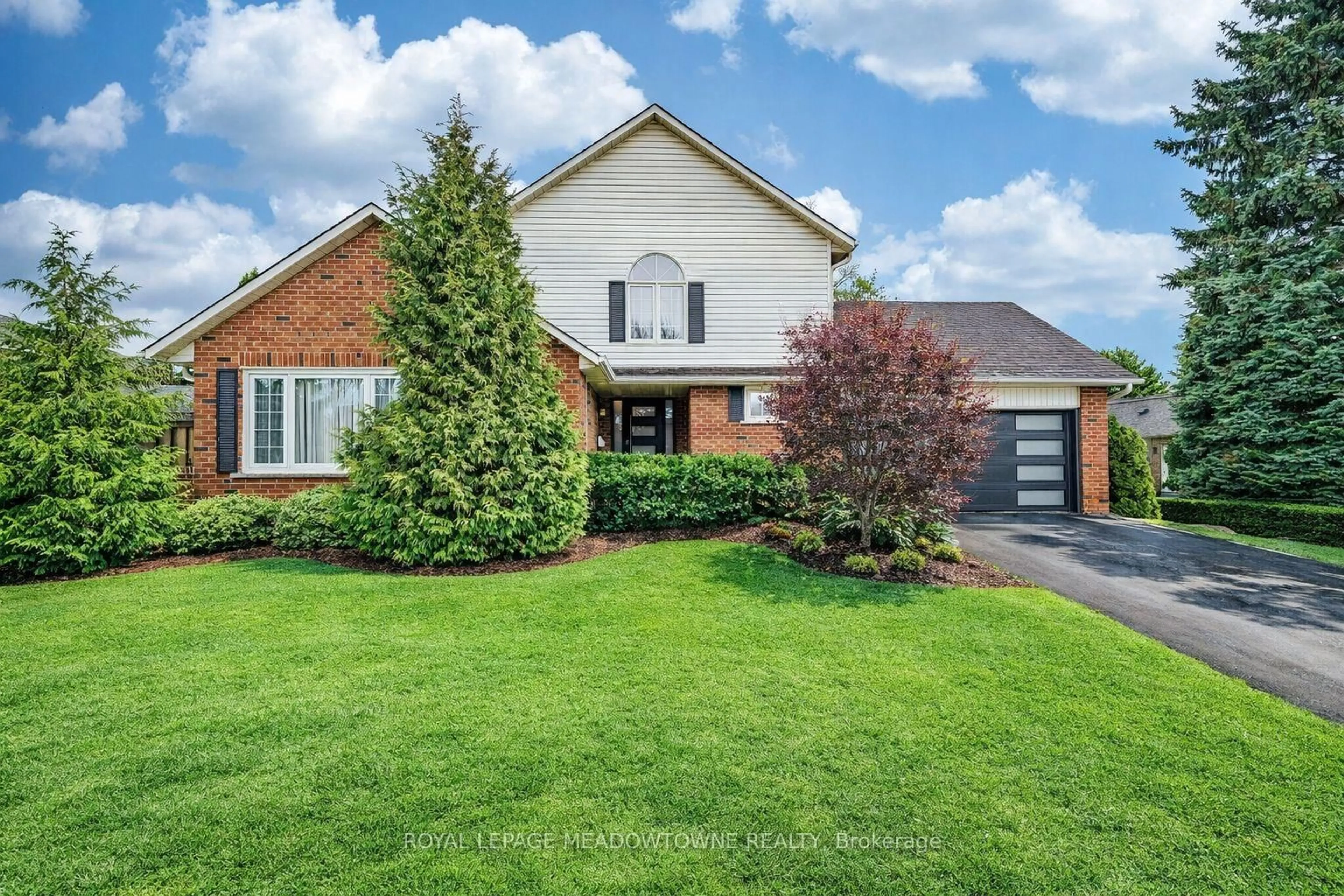 Home with brick exterior material, street for 8 Wadsworth Circ, Brampton Ontario L6Z 1W7