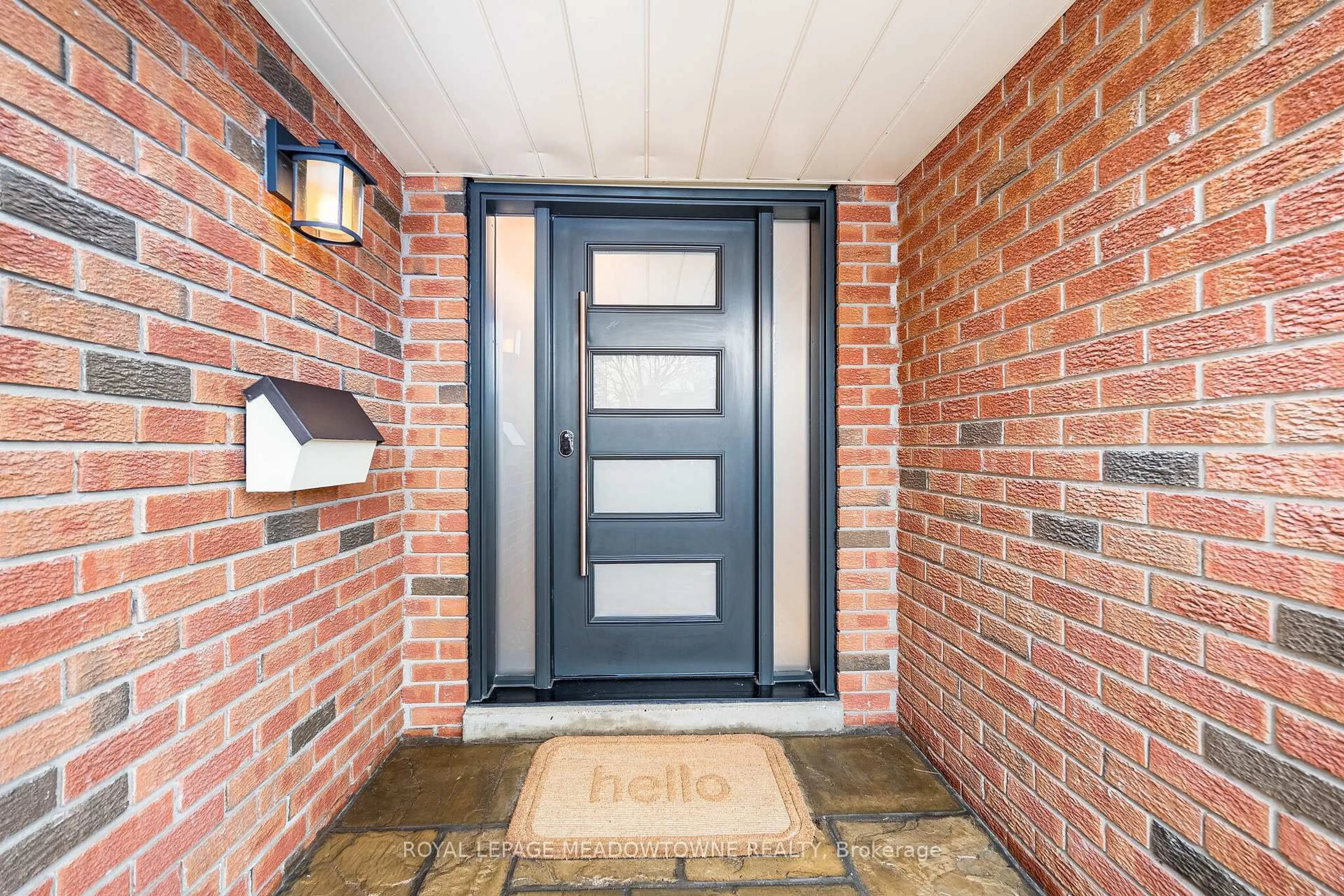 Indoor entryway for 8 Wadsworth Circ, Brampton Ontario L6Z 1W7