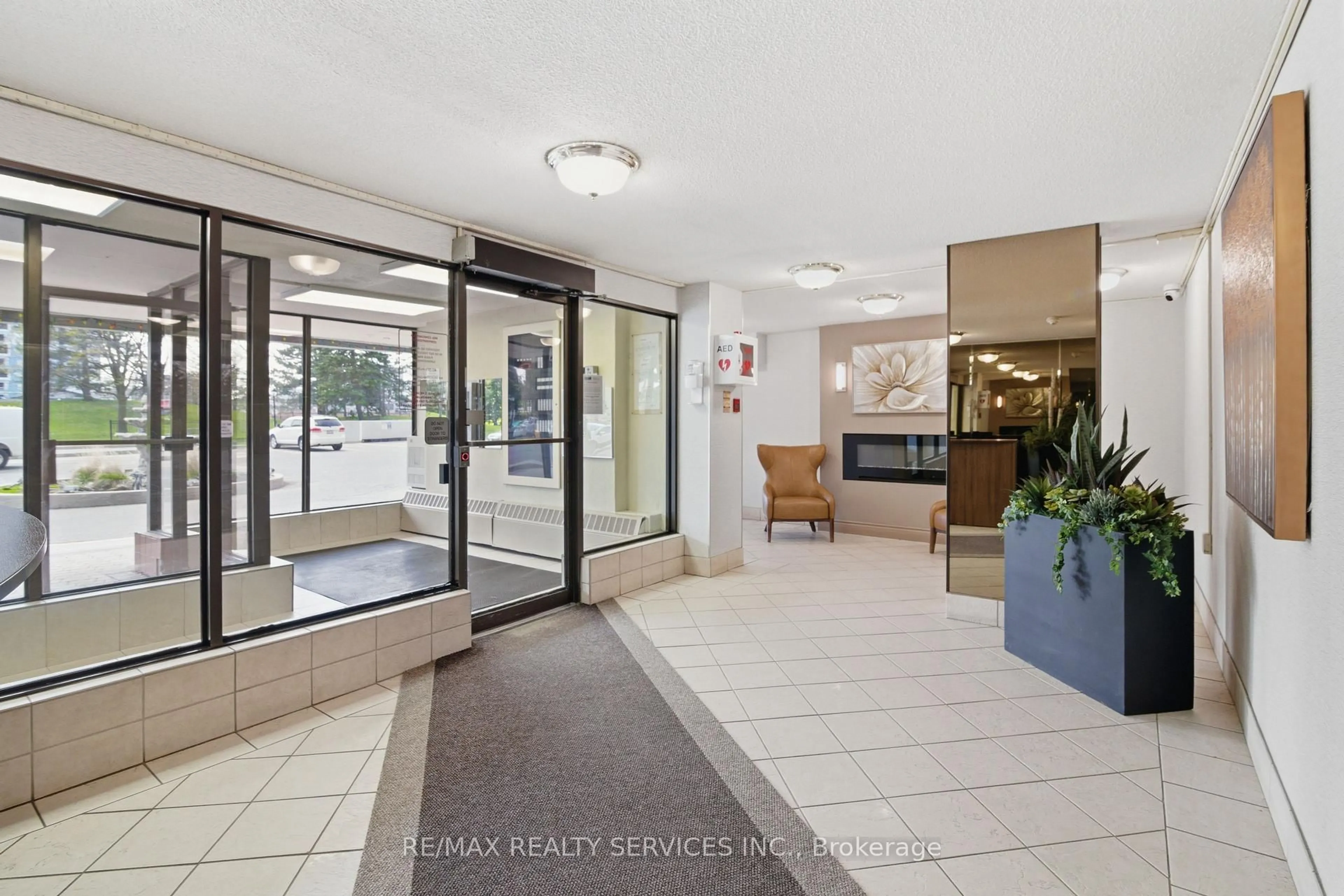 Indoor foyer for 18 Knightsbridge Rd #304, Brampton Ontario L6T 3X5