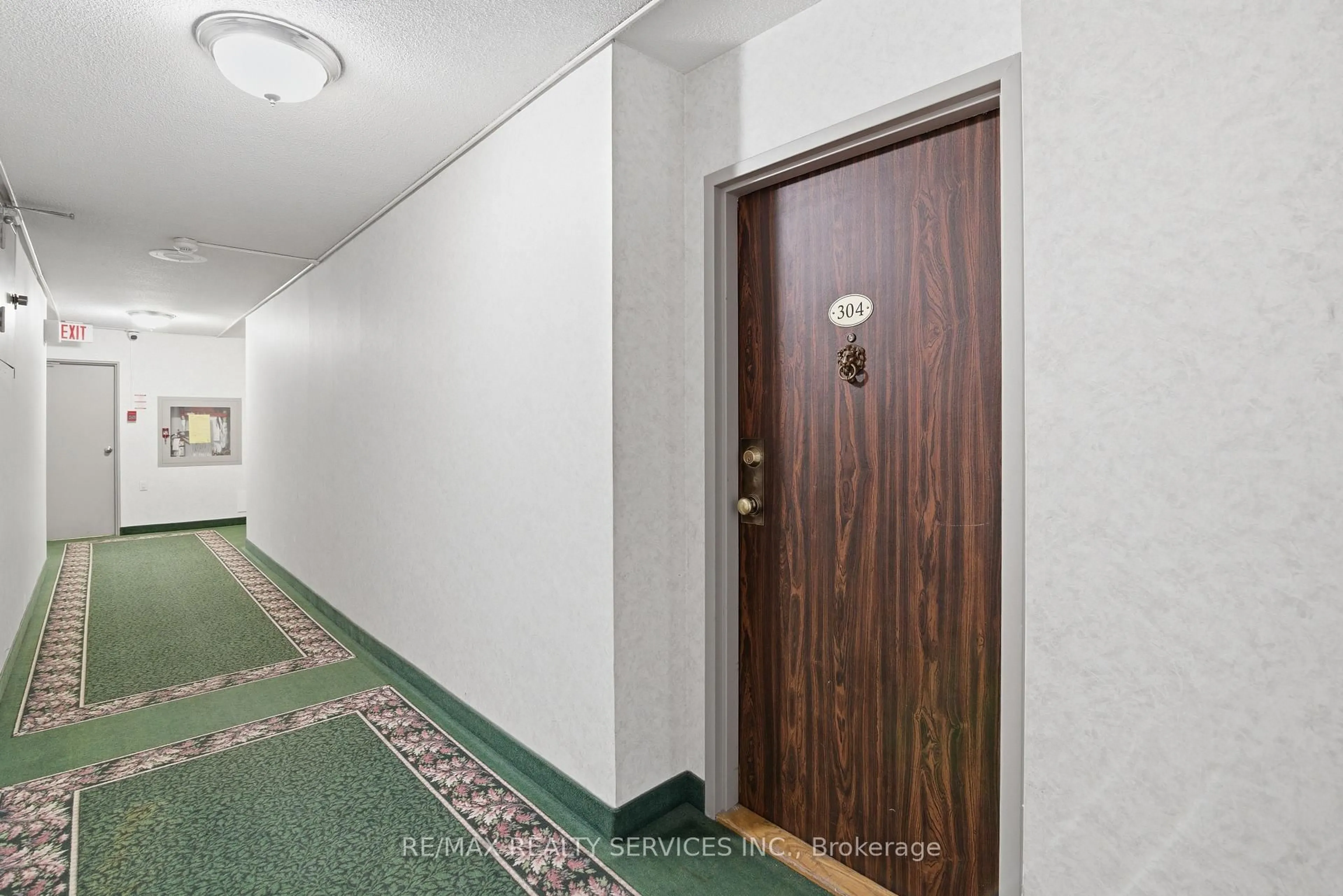 Indoor foyer for 18 Knightsbridge Rd #304, Brampton Ontario L6T 3X5