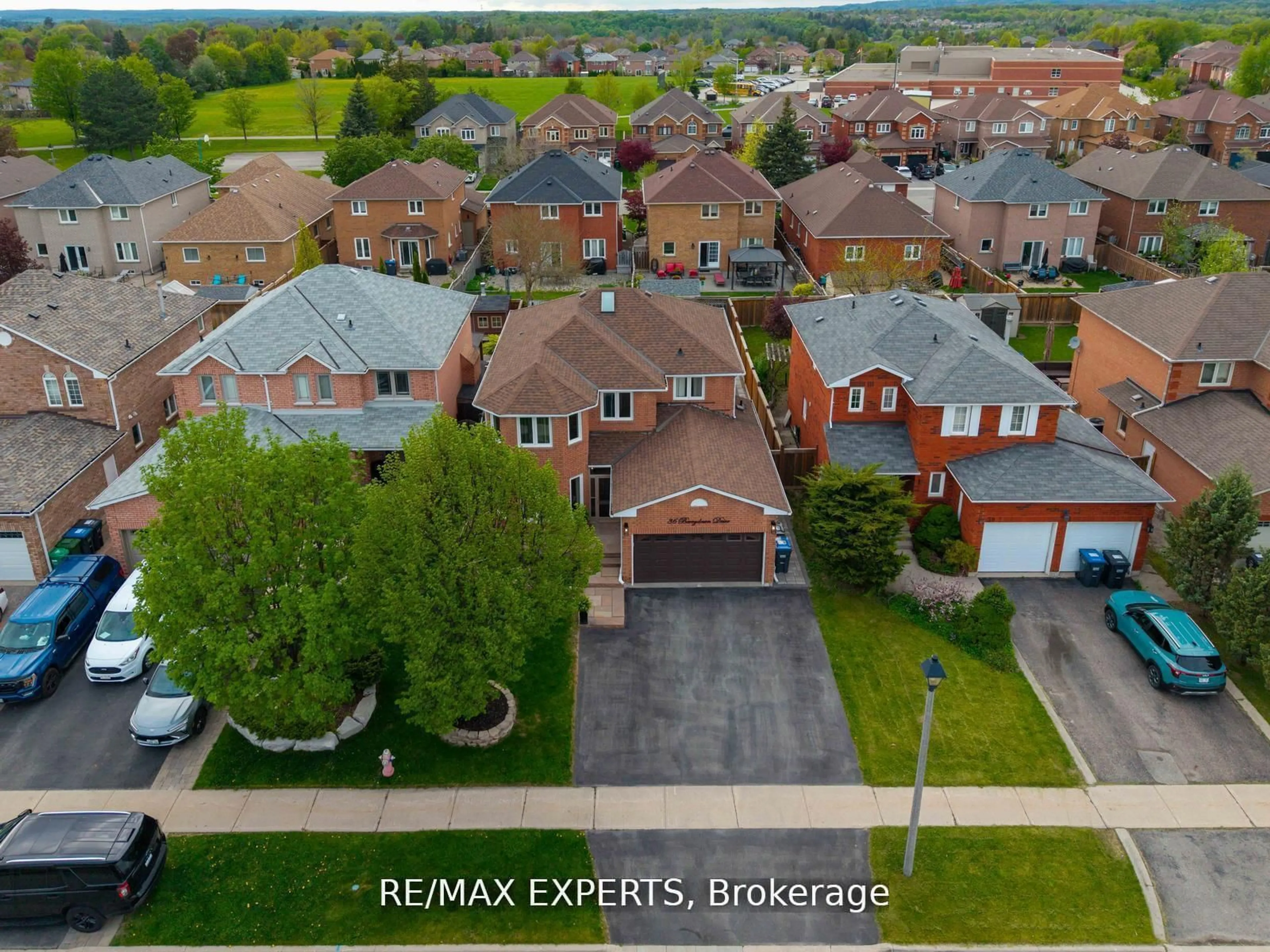 A pic from outside/outdoor area/front of a property/back of a property/a pic from drone, street for 36 Berrydown Dr, Caledon Ontario L7E 1P9