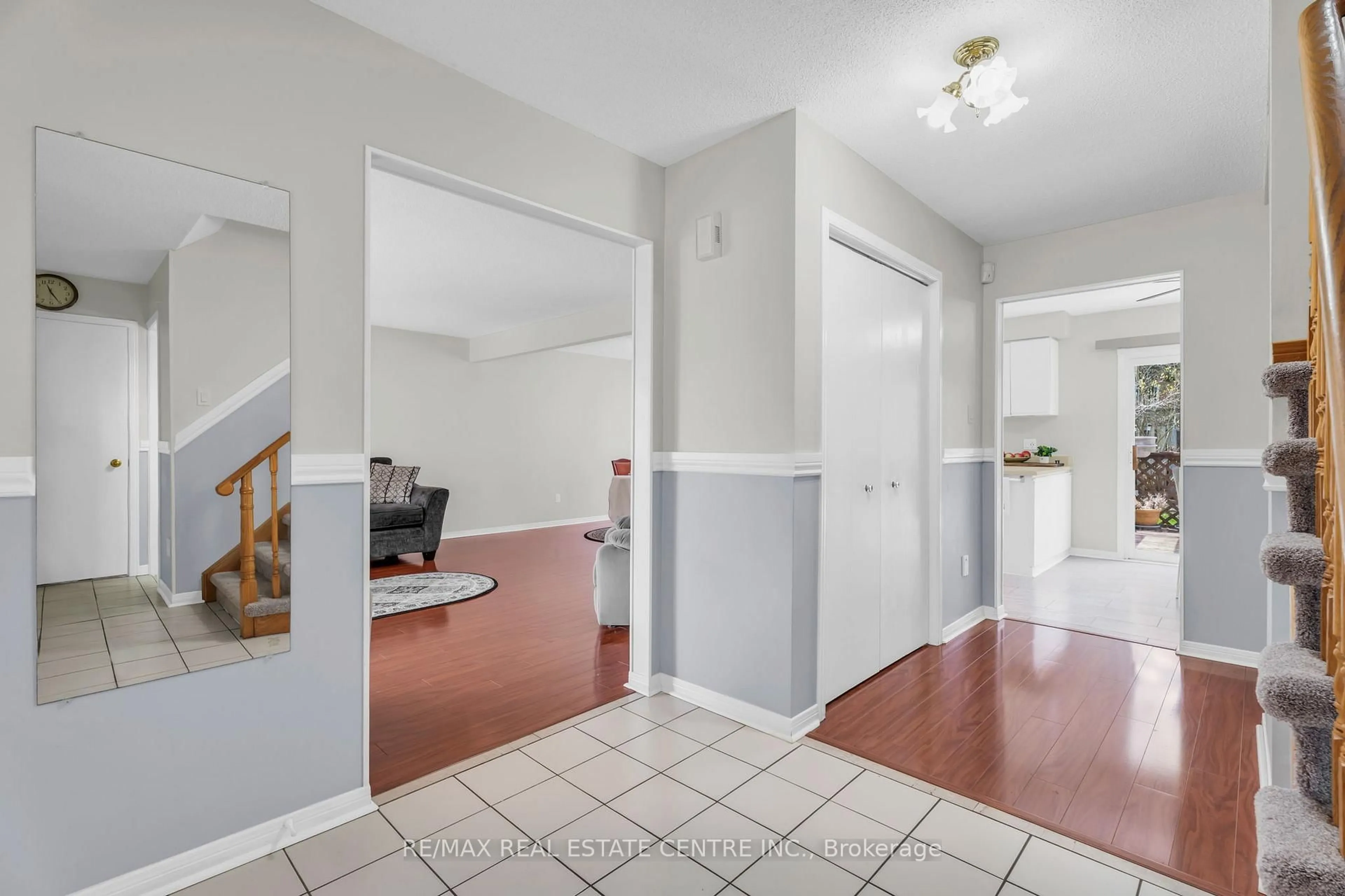 Indoor entryway for 255 Kensington Pl, Orangeville Ontario L9W 4G8