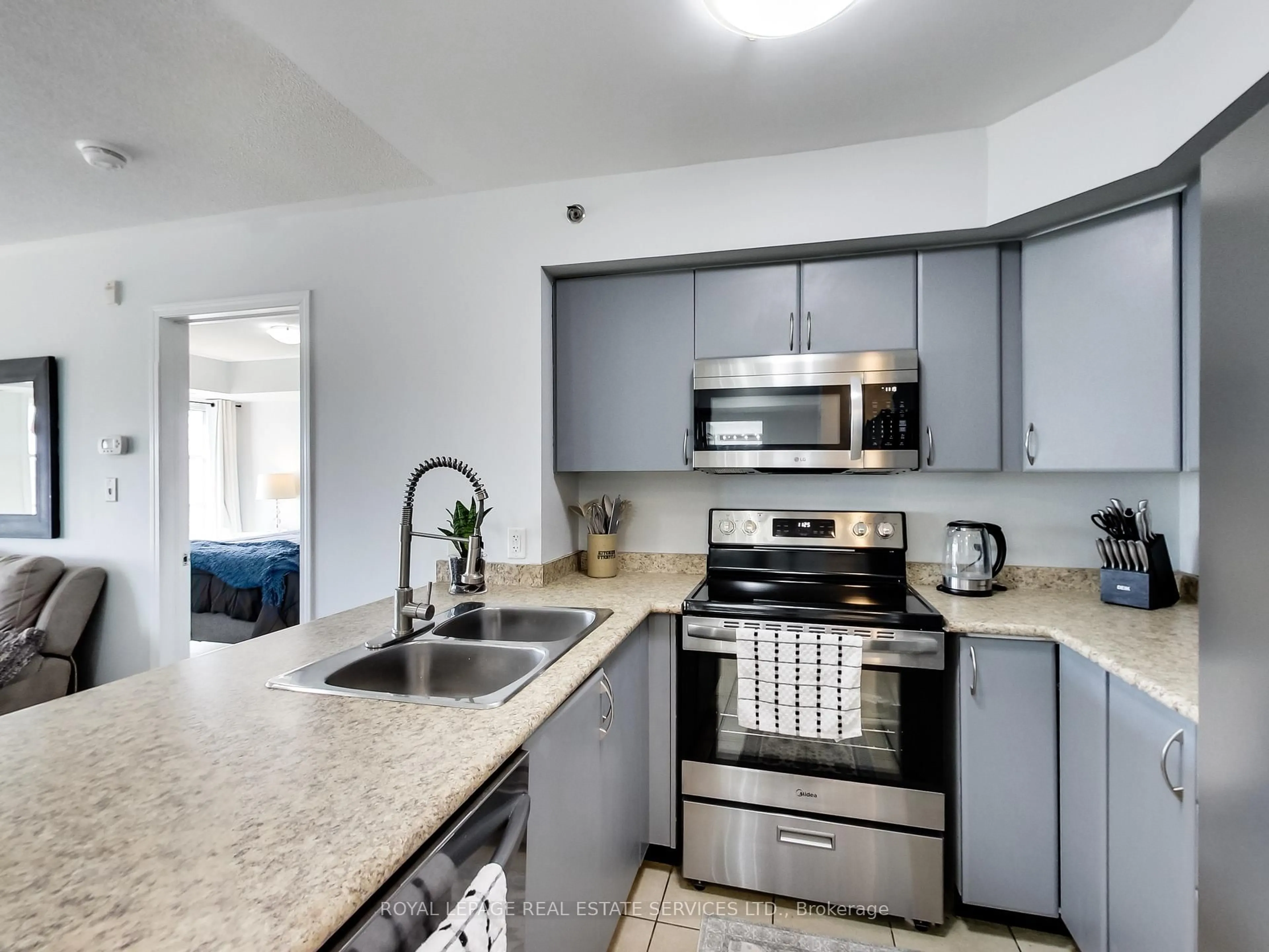 Open concept kitchen, unknown for 3060 Rotary Way #221, Burlington Ontario L7M 0G9