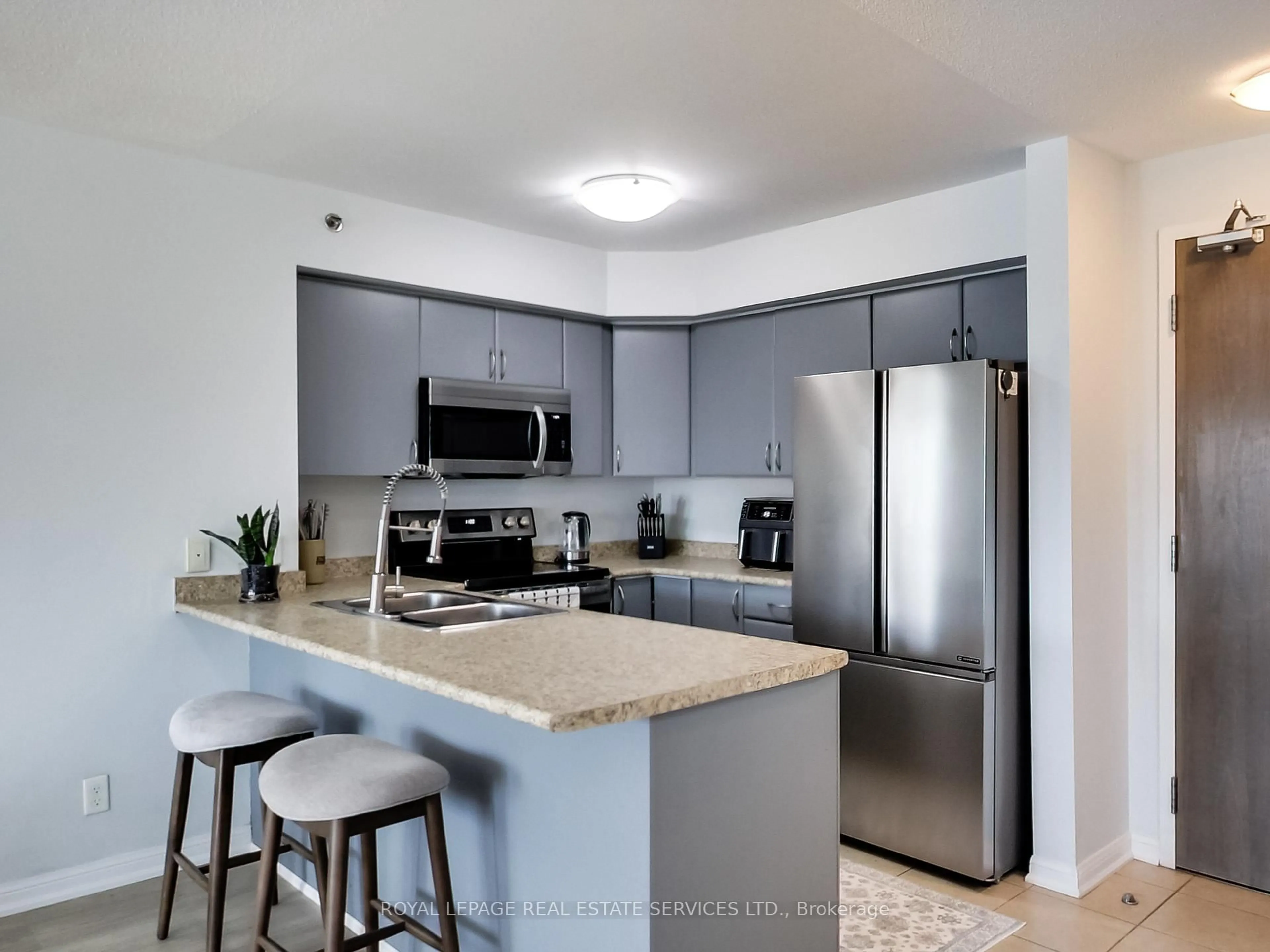 Open concept kitchen, unknown for 3060 Rotary Way #221, Burlington Ontario L7M 0G9