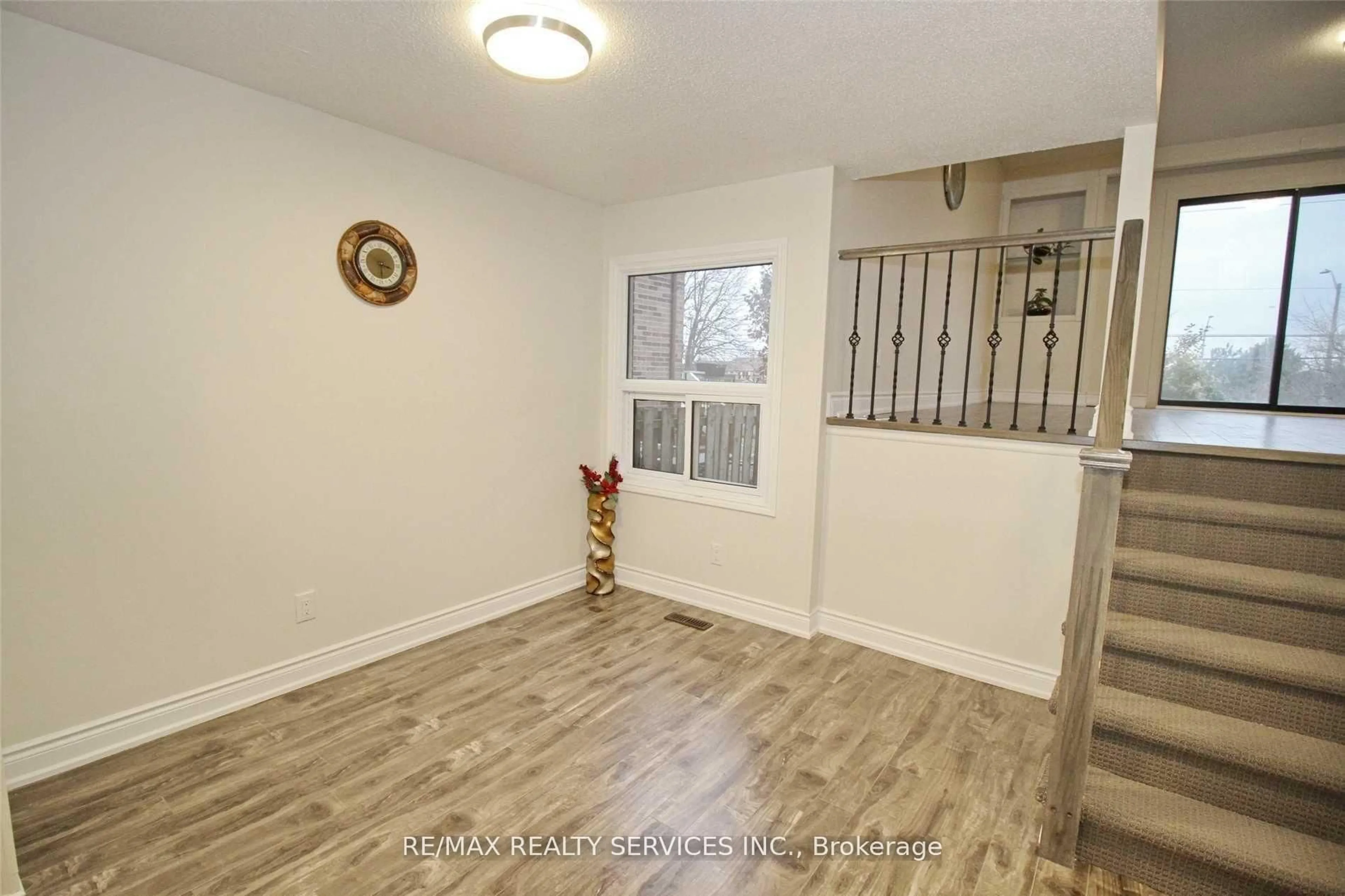 Indoor entryway for 120 Simmons Blvd, Brampton Ontario L6V 3V6