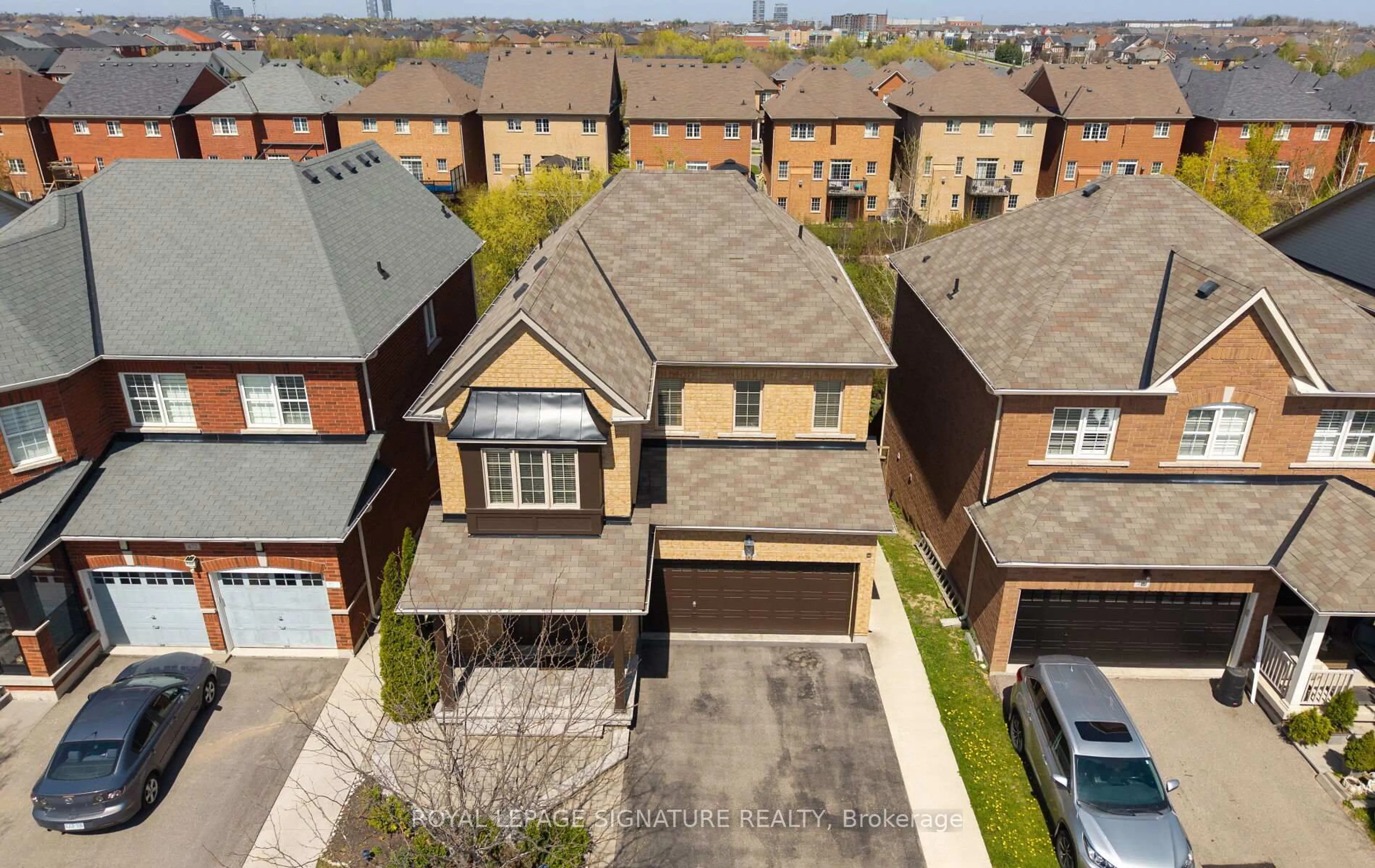 A pic from outside/outdoor area/front of a property/back of a property/a pic from drone, street for 476 Nairn Circ, Milton Ontario L9T 8A7