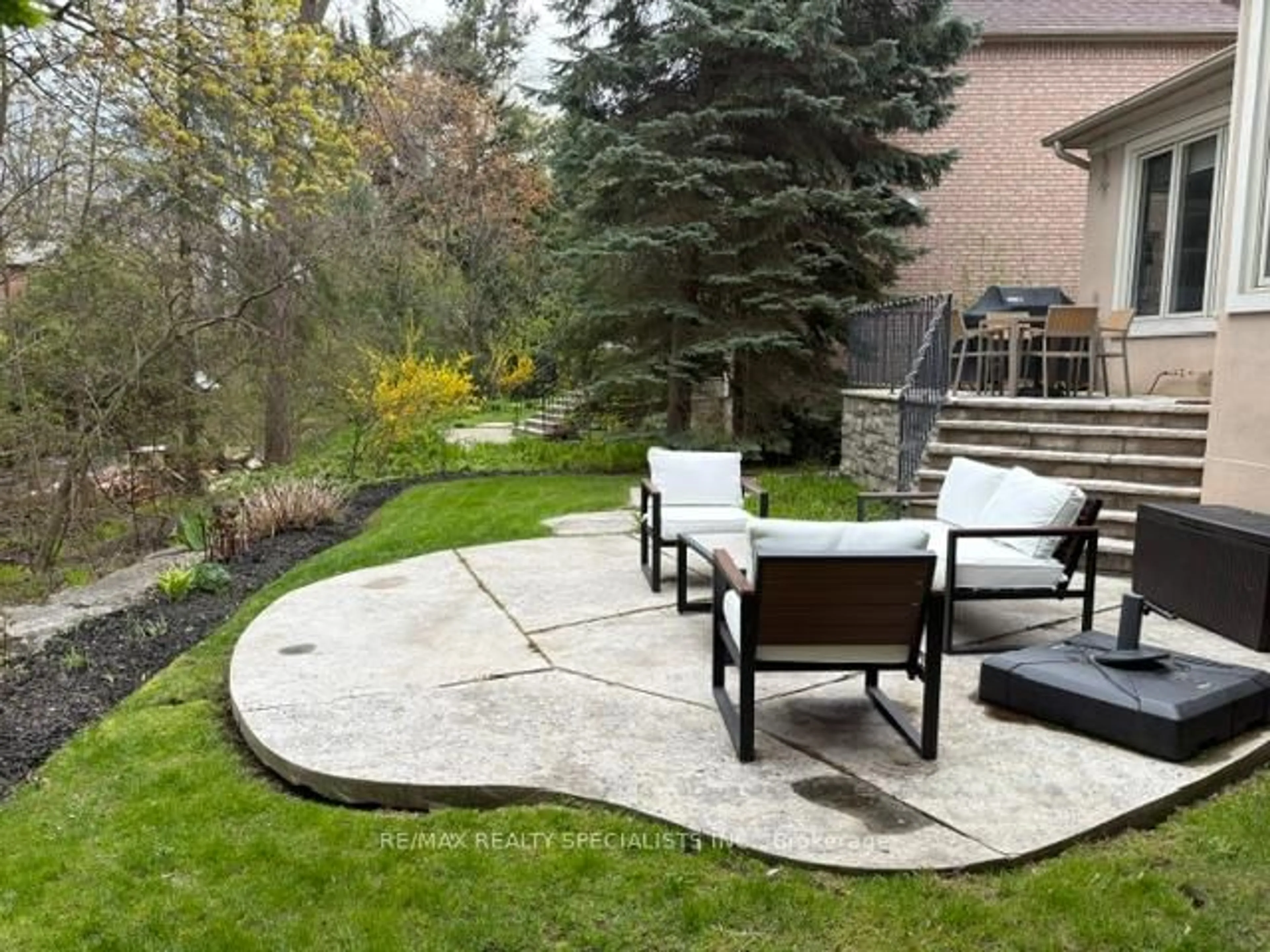 Patio, mountain view for 1722 The Pines, Mississauga Ontario L5J 4V5