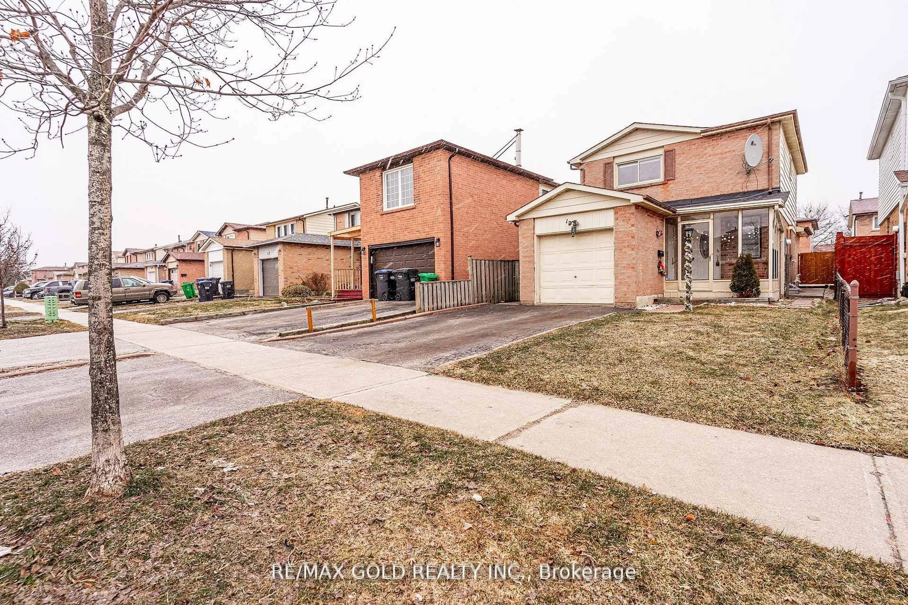 A pic from outside/outdoor area/front of a property/back of a property/a pic from drone, street for 13 Martindale Cres, Brampton Ontario L6X 2V7