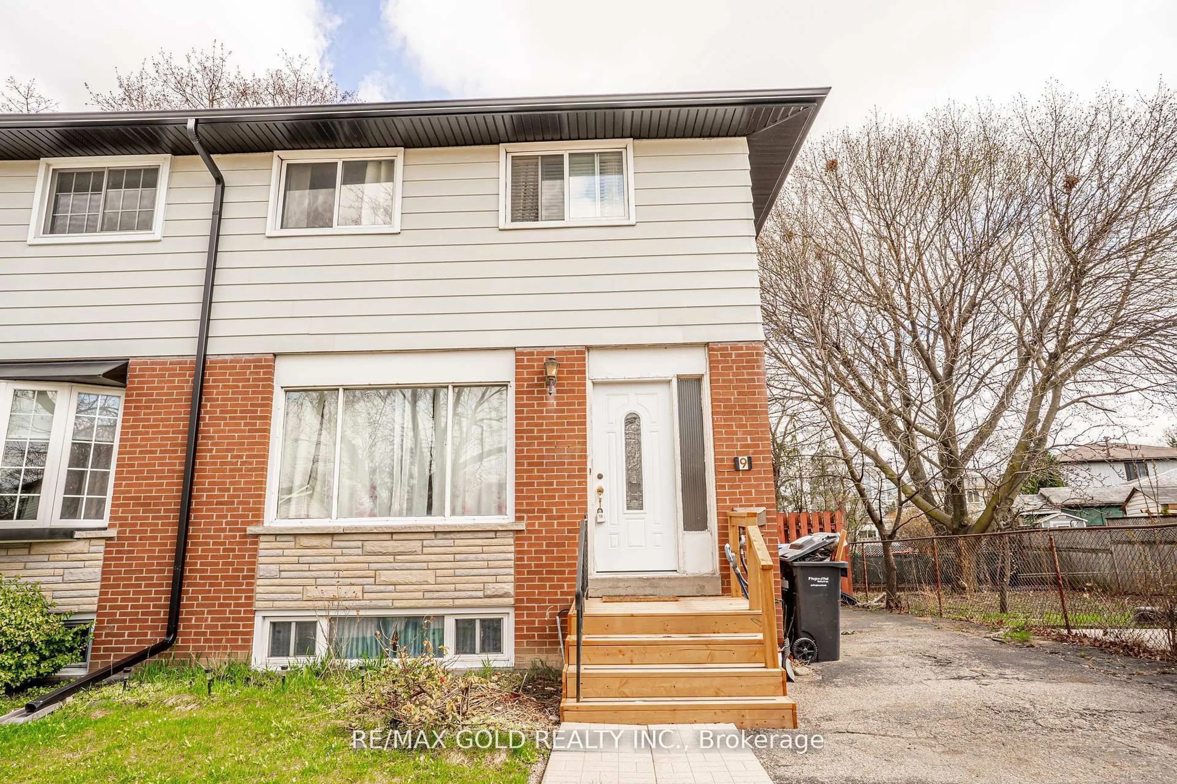 Unknown for 9 Mordon Crt, Brampton Ontario L6V 2B5
