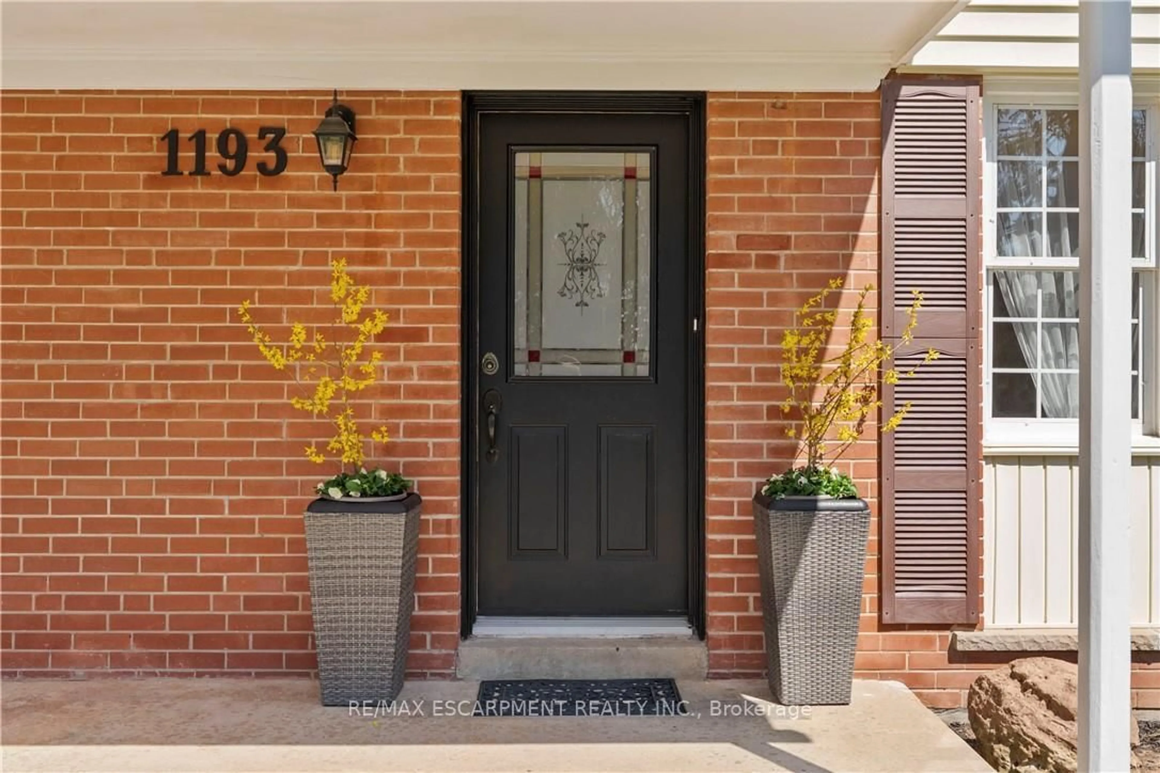 Indoor entryway for 1193 Sixth Line, Oakville Ontario L6H 1W8