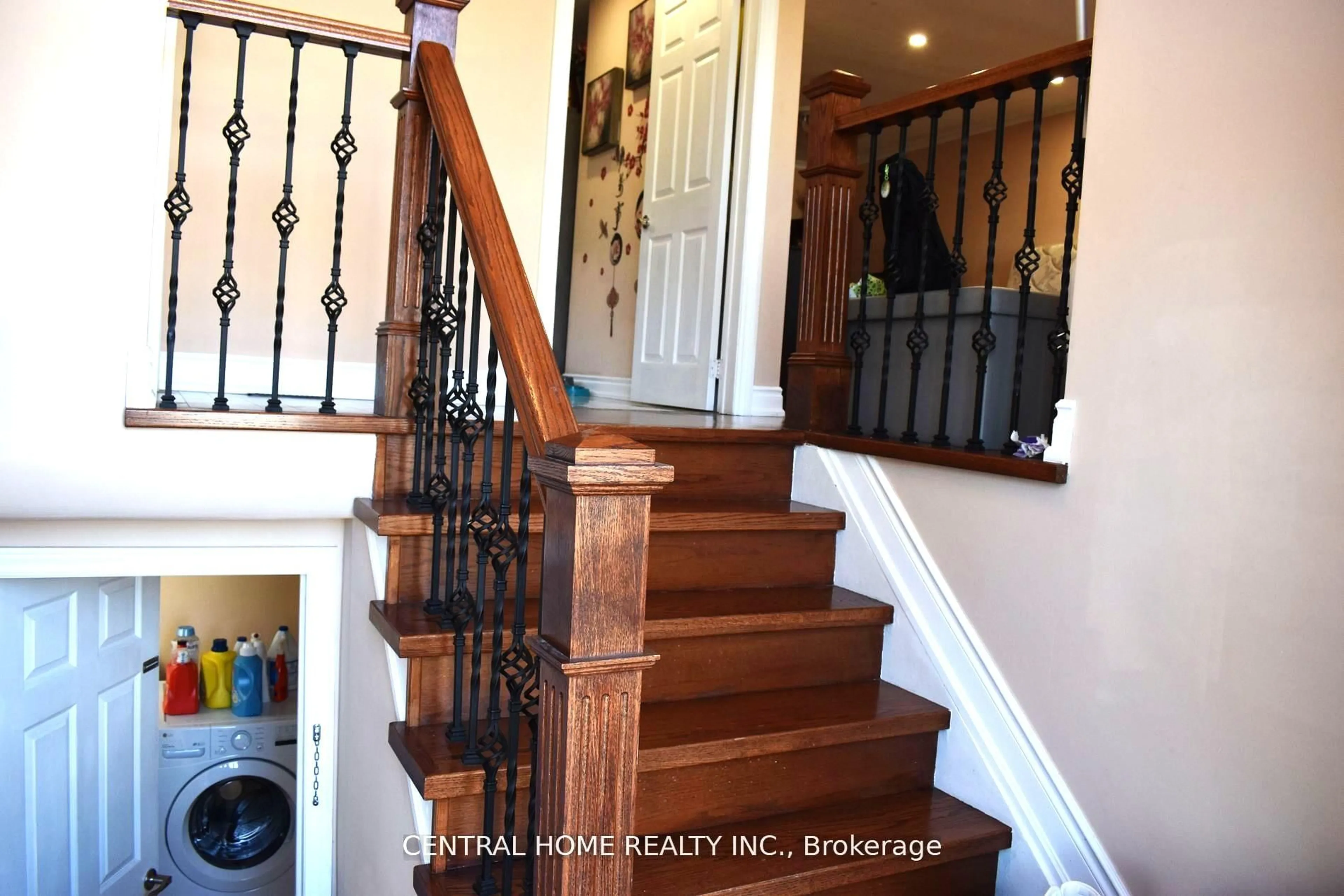 Indoor entryway for 59 Blaney Cres, Toronto Ontario M3N 1L3