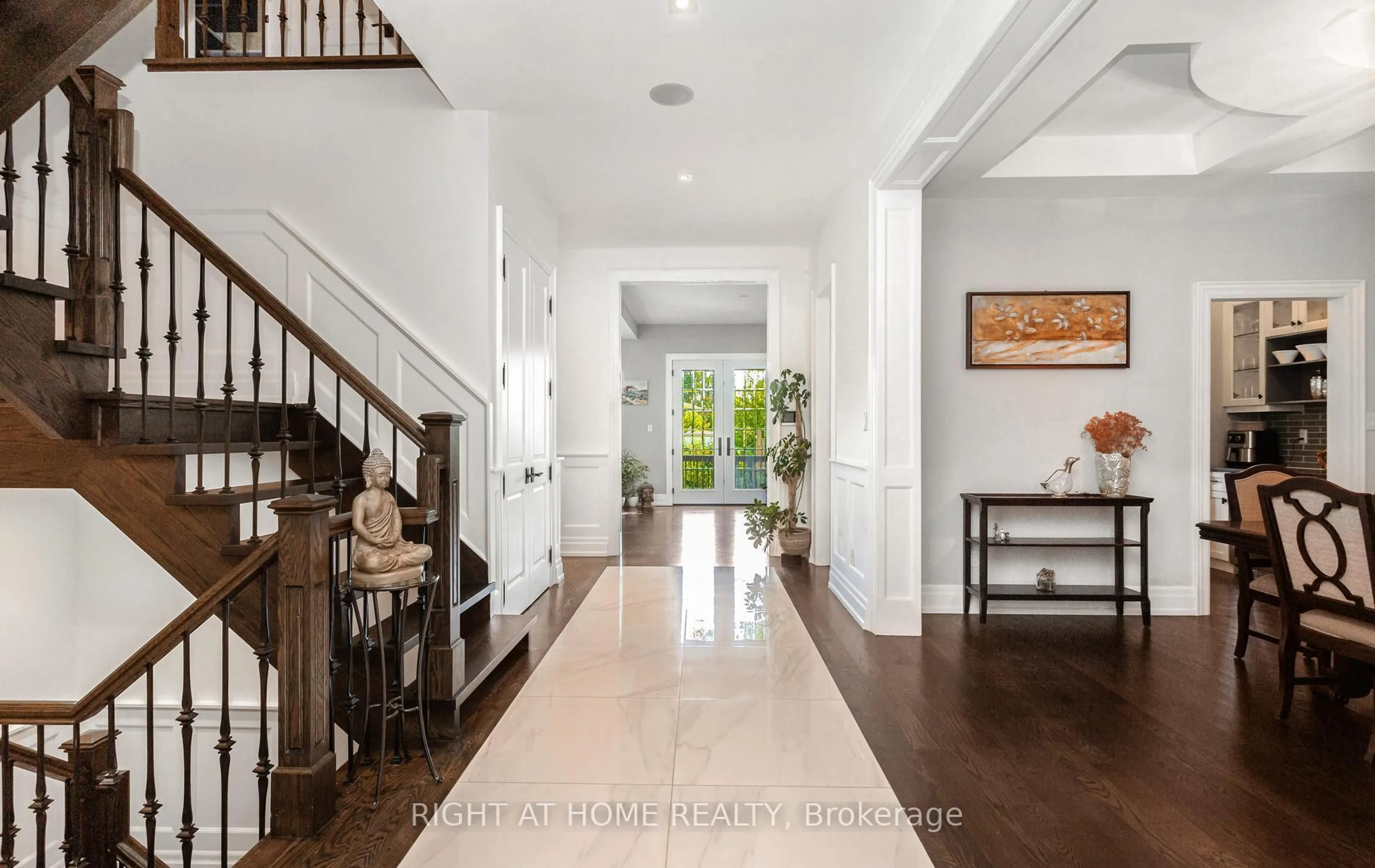 Indoor entryway for 1220 Meredith Ave, Mississauga Ontario L5E 2E3