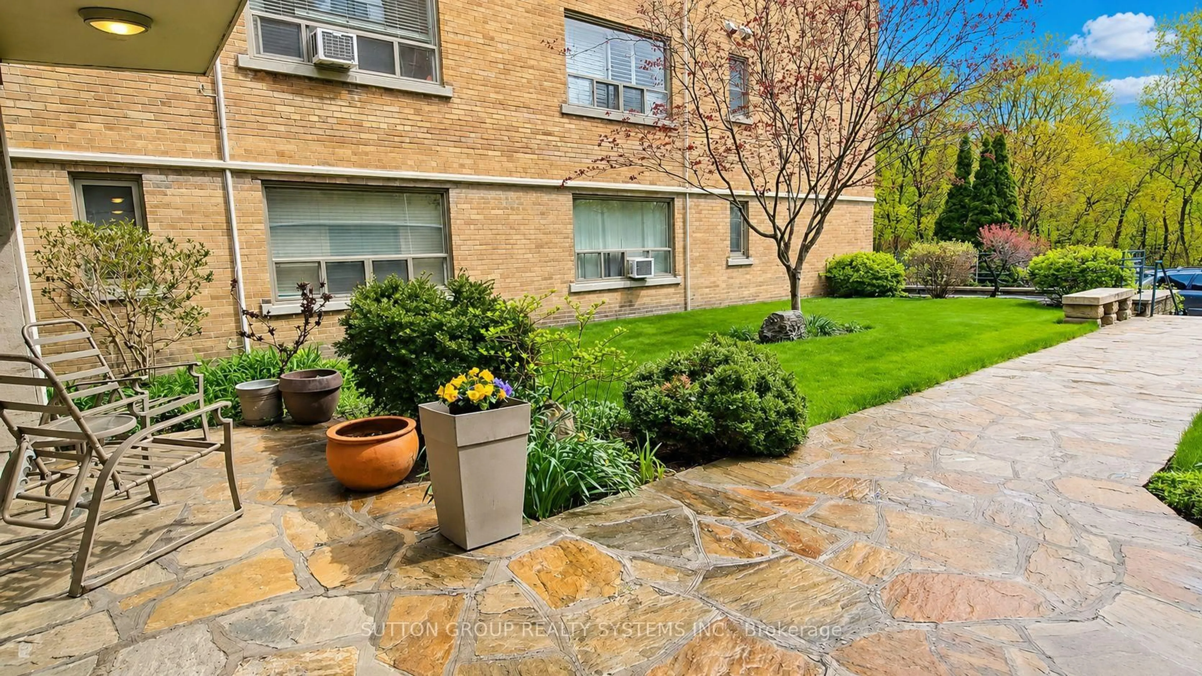 Patio, street for 2000 Bloor St #315, Toronto Ontario M6P 3L2