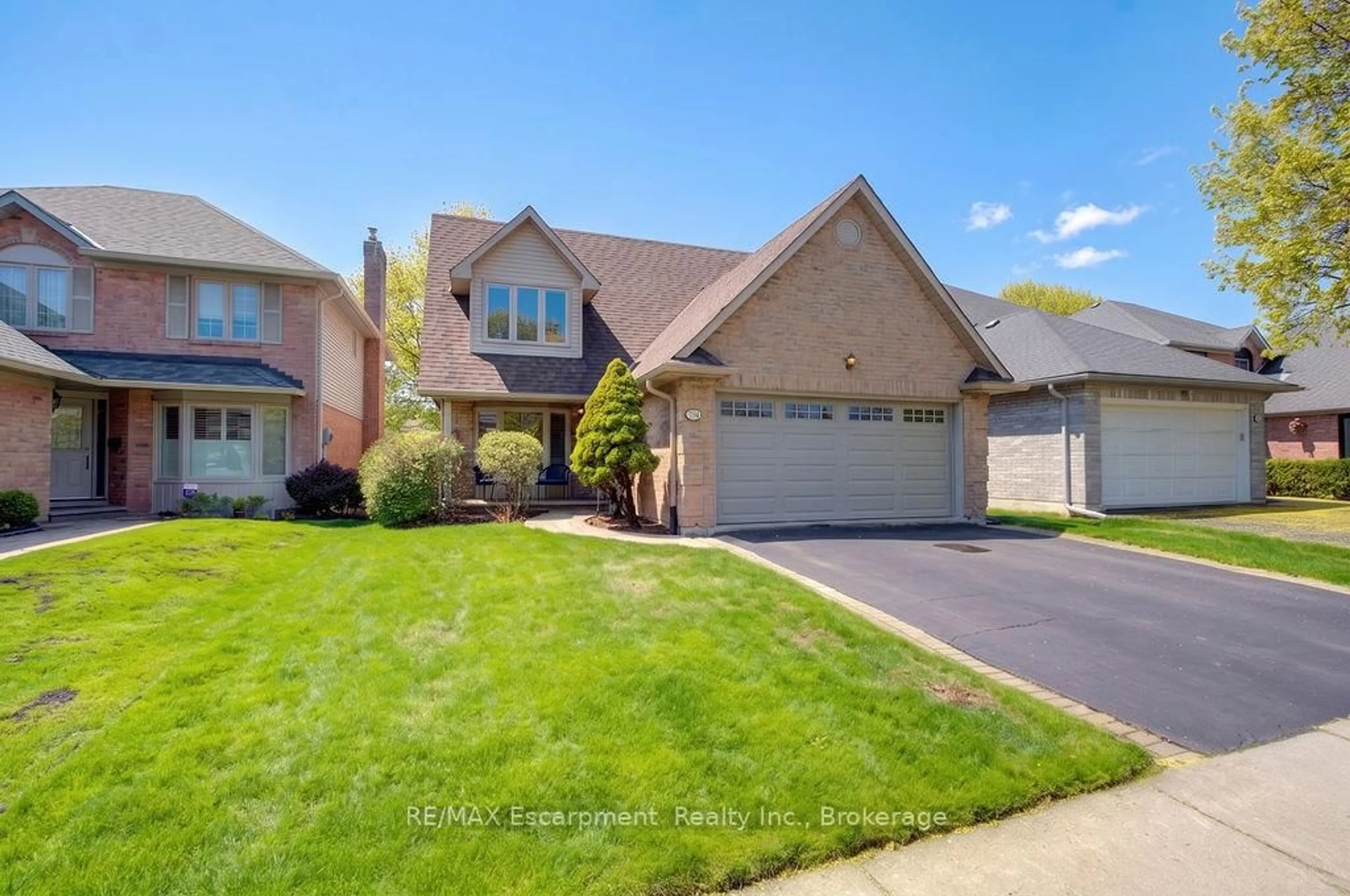 Home with brick exterior material, street for 794 Hawkins Cres, Burlington Ontario L7S 2C3