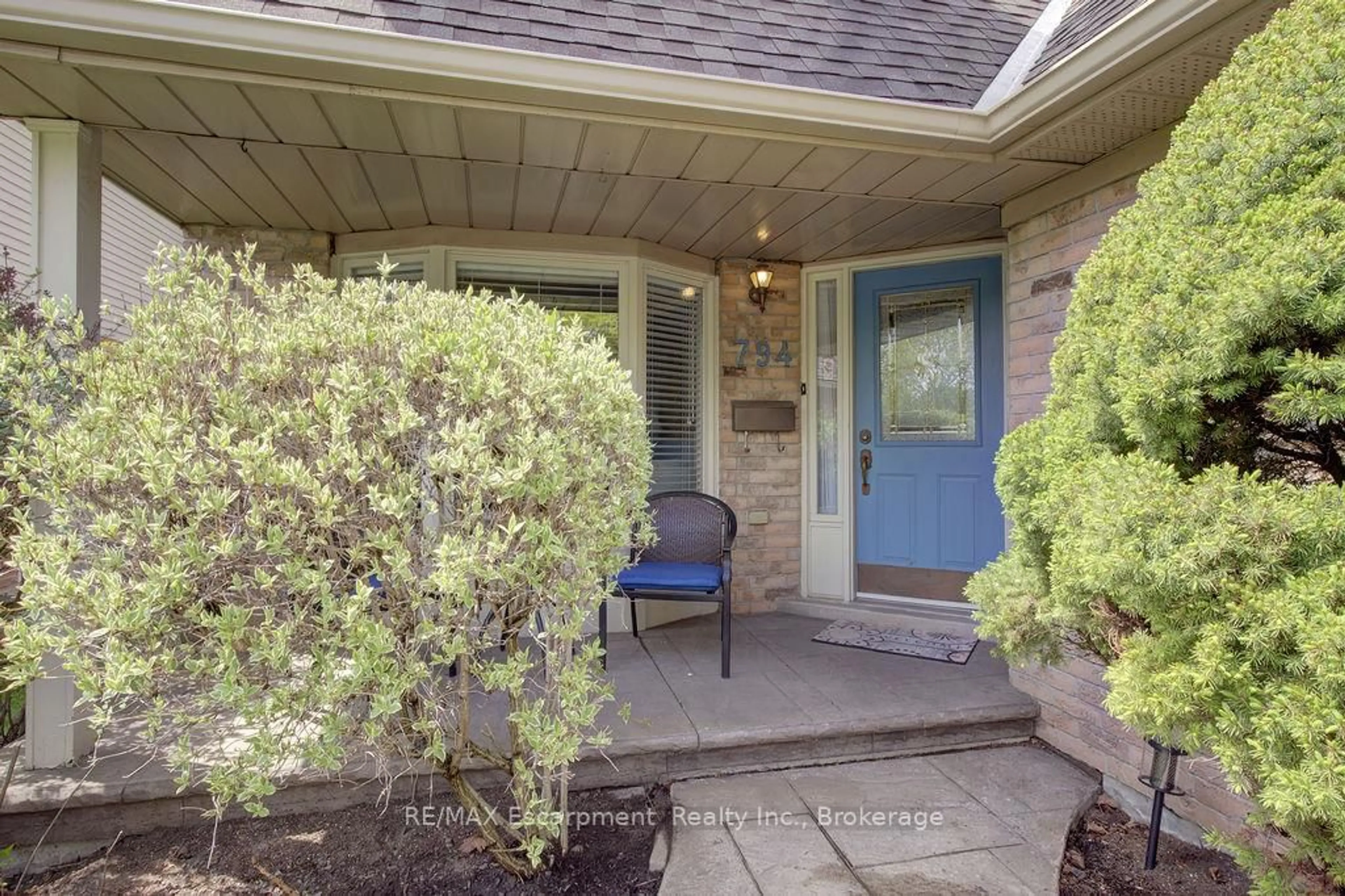Indoor entryway for 794 Hawkins Cres, Burlington Ontario L7S 2C3