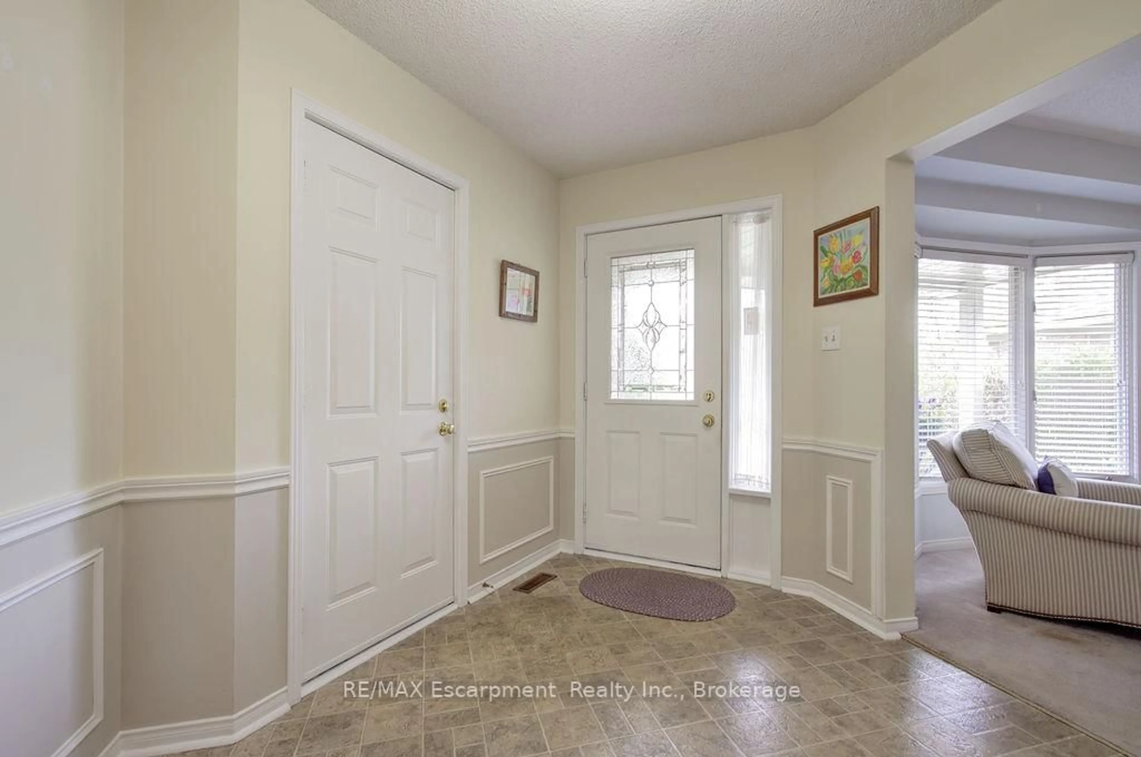 Indoor entryway for 794 Hawkins Cres, Burlington Ontario L7S 2C3