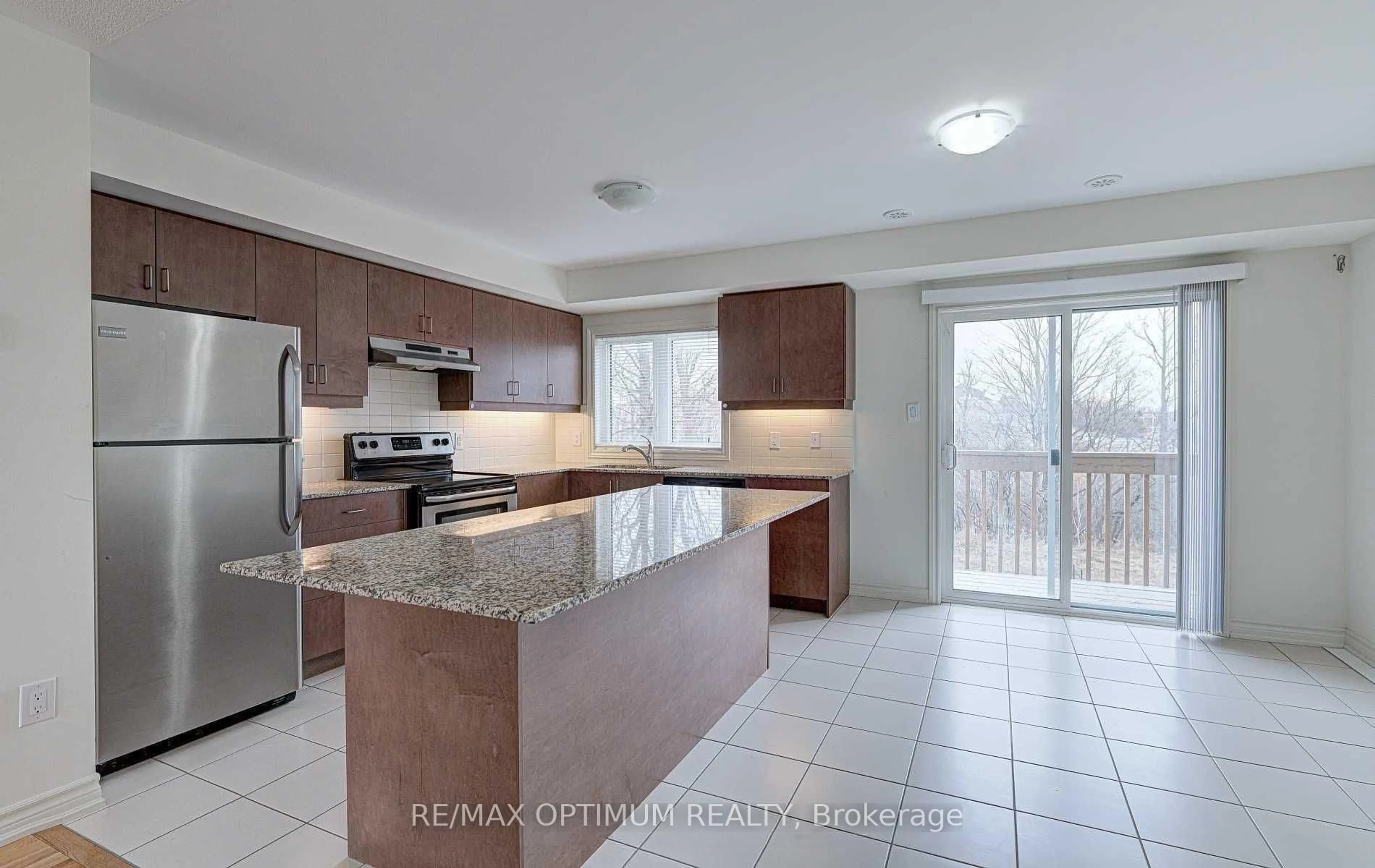 Open concept kitchen, ceramic/tile floor for 6 - 11 Autumnwood Ave, Brampton Ontario L6Y 6G3