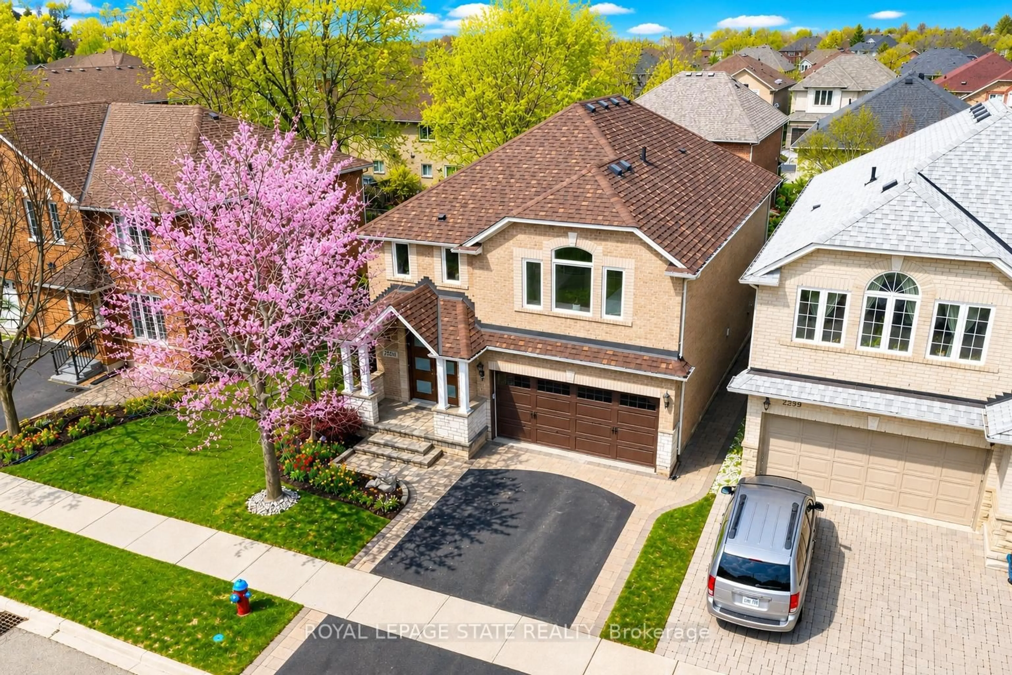 A pic from outside/outdoor area/front of a property/back of a property/a pic from drone, street for 2261 Grouse Lane, Oakville Ontario L6M 3Z8