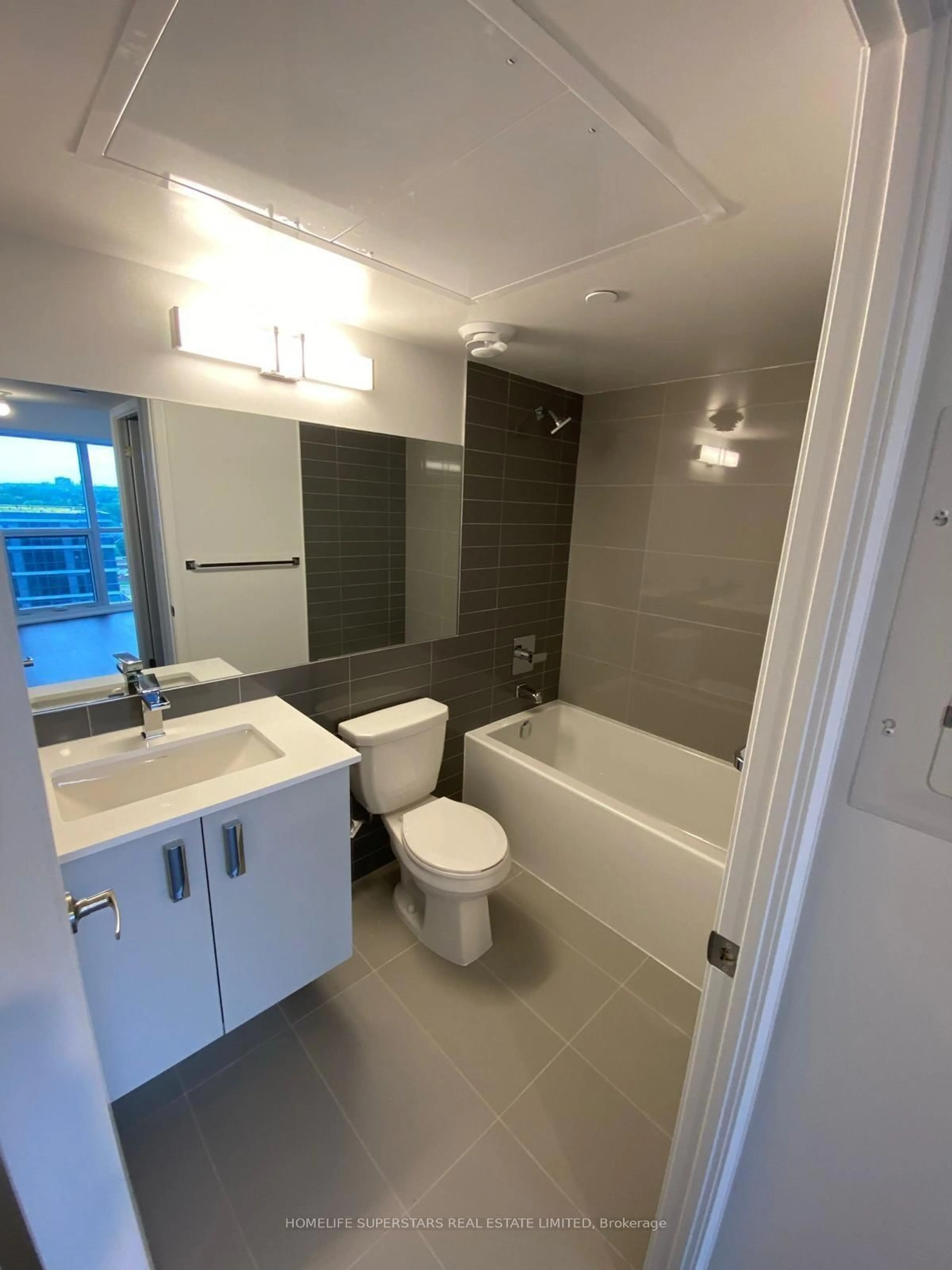 Standard bathroom, ceramic/tile floor for 30 Gibbs Rd #1106, Toronto Ontario M9B 0E4