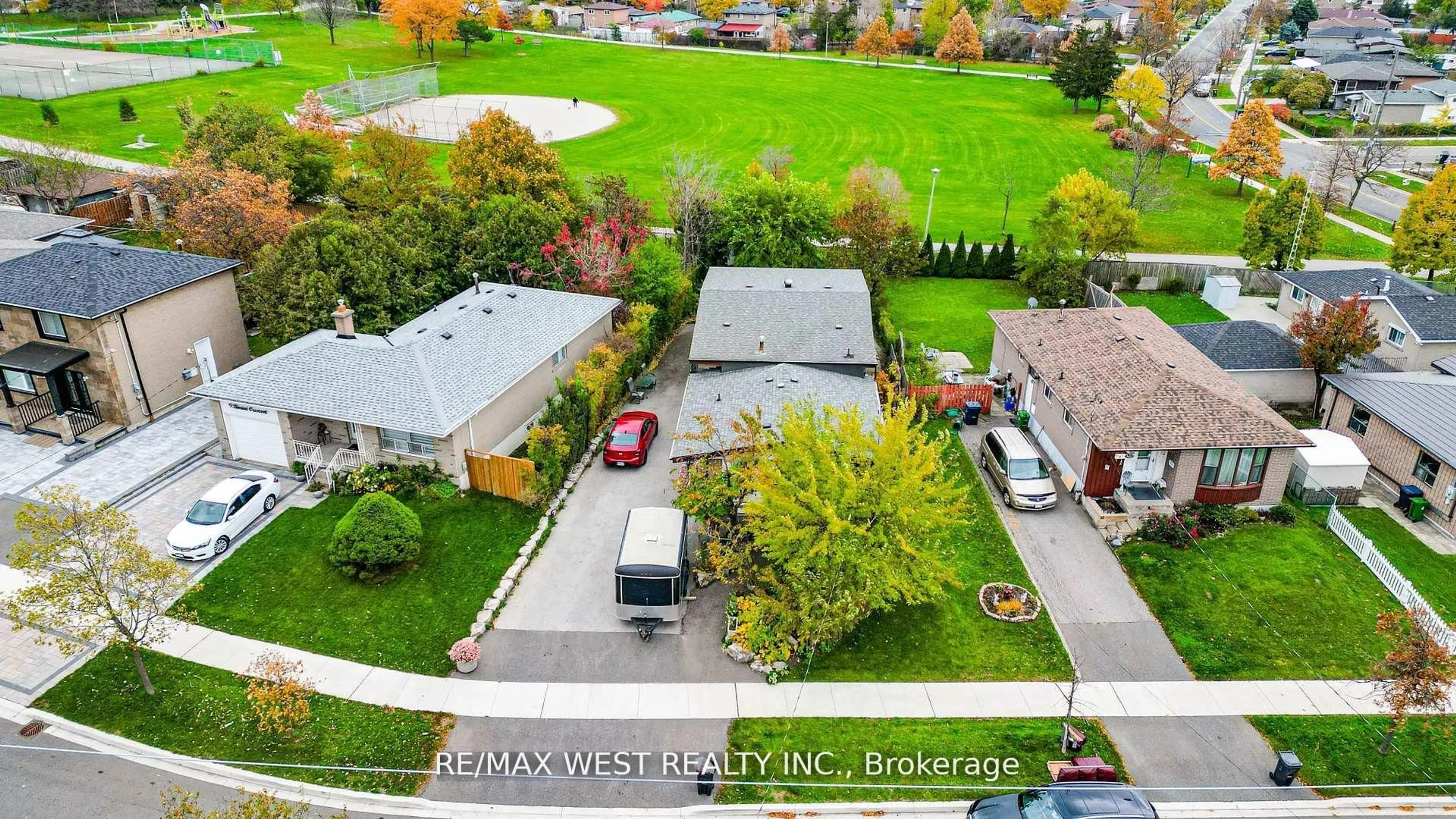 A pic from outside/outdoor area/front of a property/back of a property/a pic from drone, street for 7 Bimini Cres, Toronto Ontario M3N 1S1