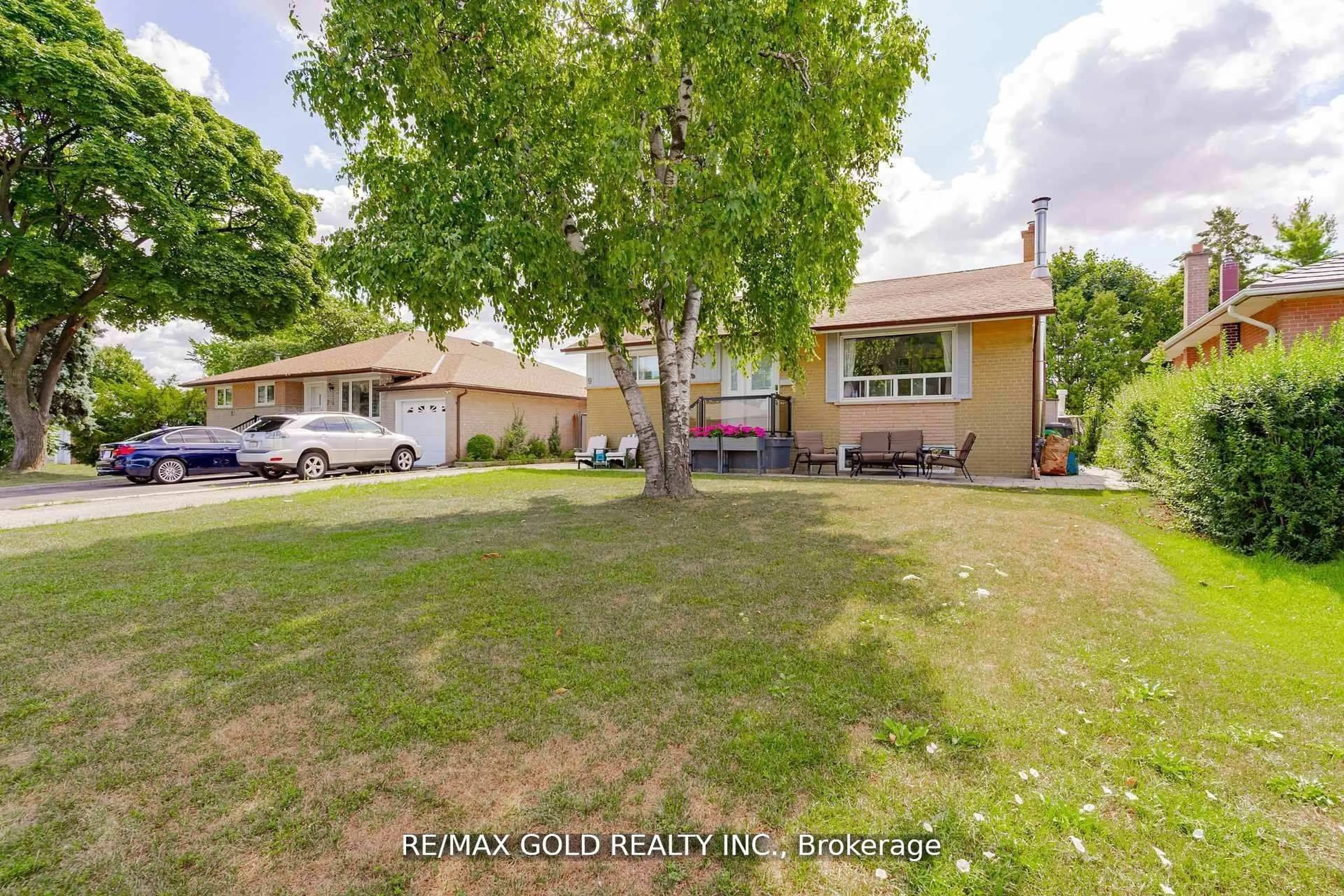 A pic from outside/outdoor area/front of a property/back of a property/a pic from drone, street for 9 Ashwood Cres, Brampton Ontario L6T 1M1
