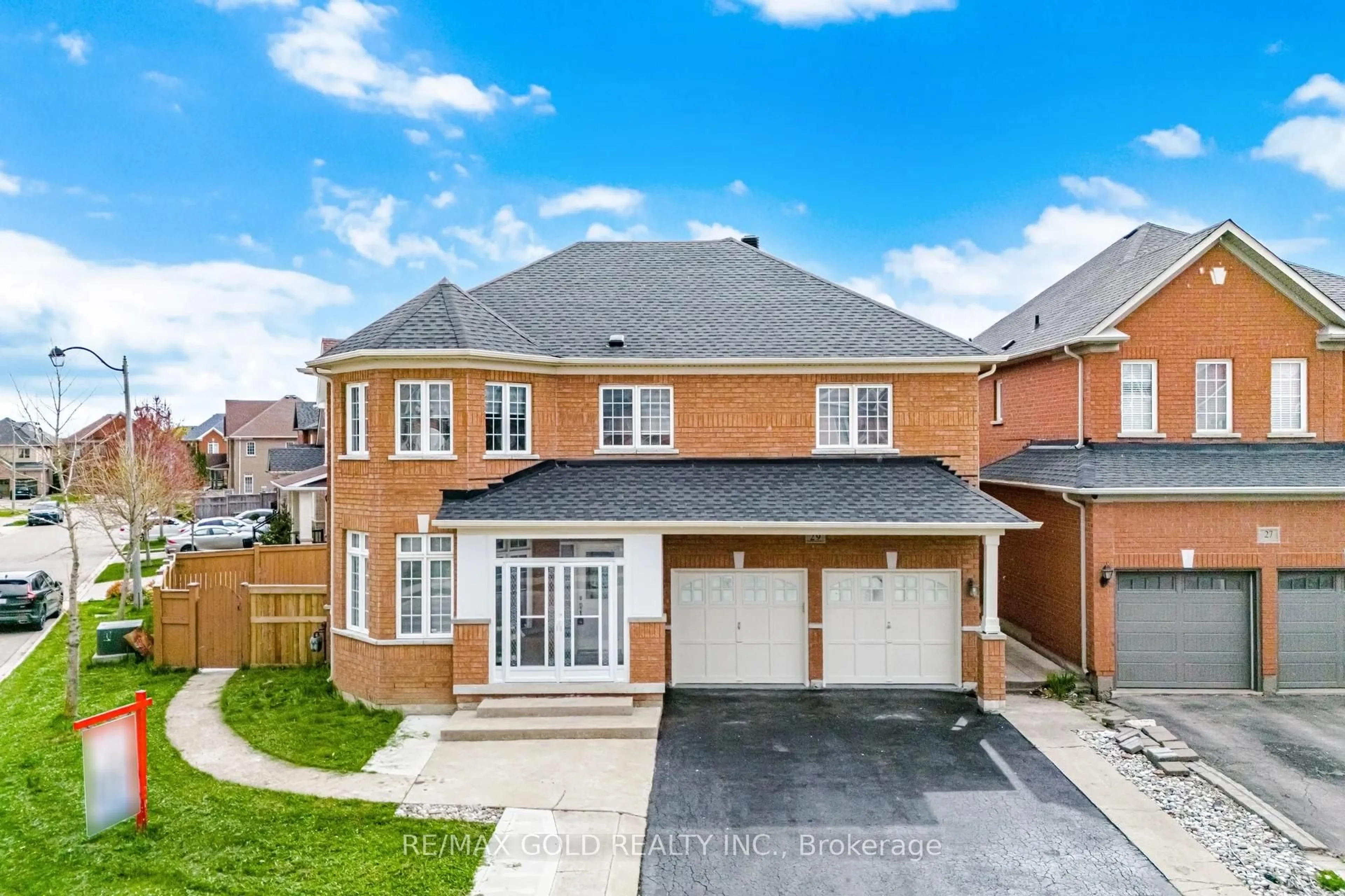 A pic from outside/outdoor area/front of a property/back of a property/a pic from drone, street for 29 Laurentide Cres, Brampton Ontario L6P 1Y3