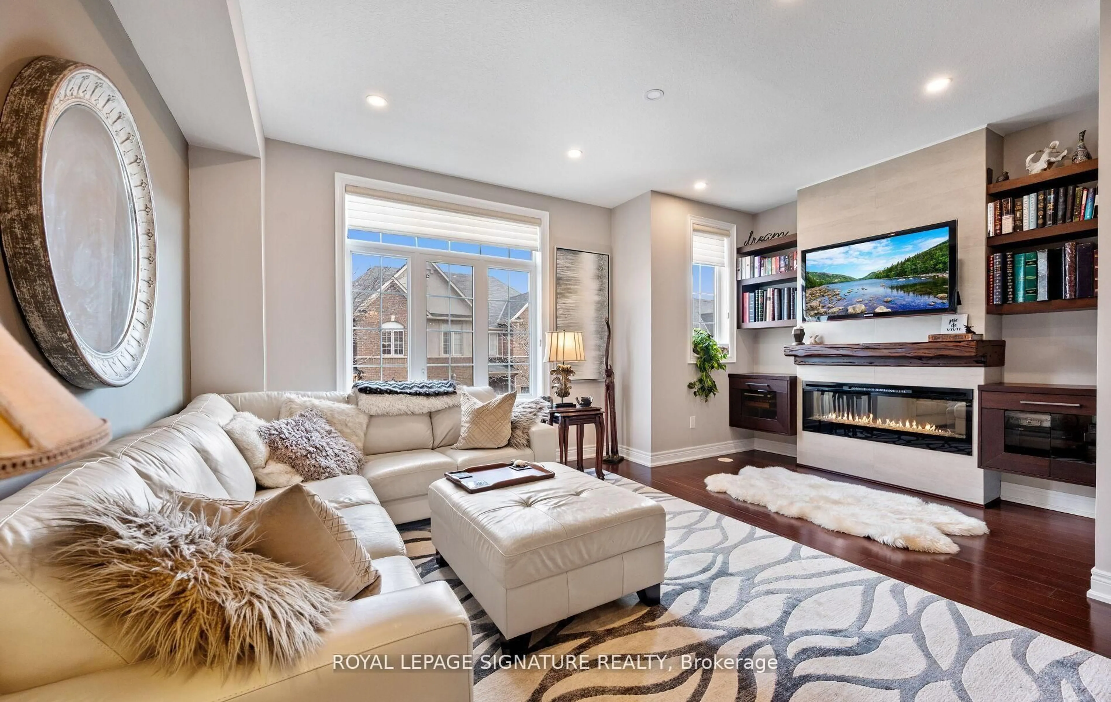 Living room with furniture, unknown for 5988 Turney Dr #19, Mississauga Ontario L5M 0S5