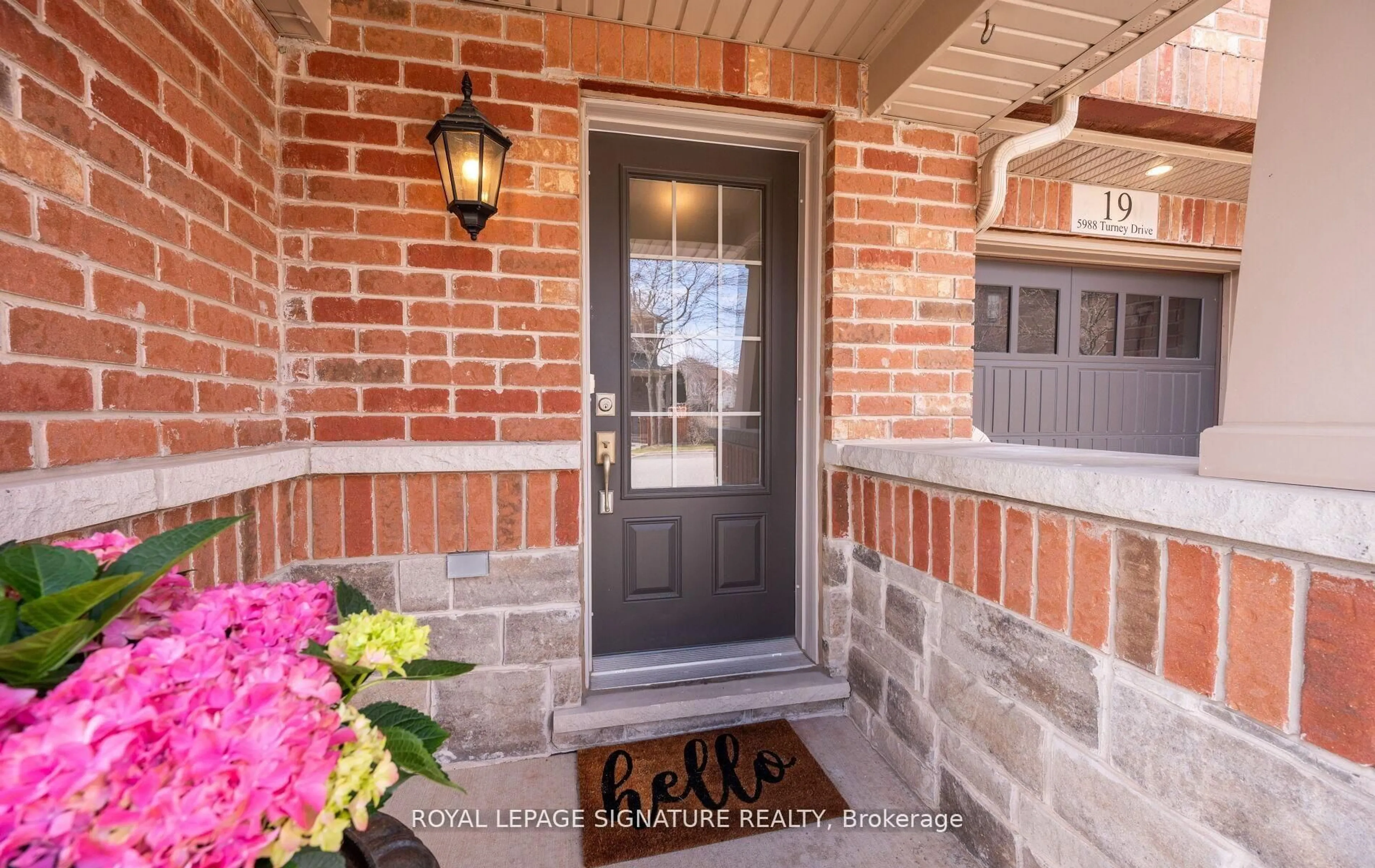 Indoor entryway for 5988 Turney Dr #19, Mississauga Ontario L5M 0S5