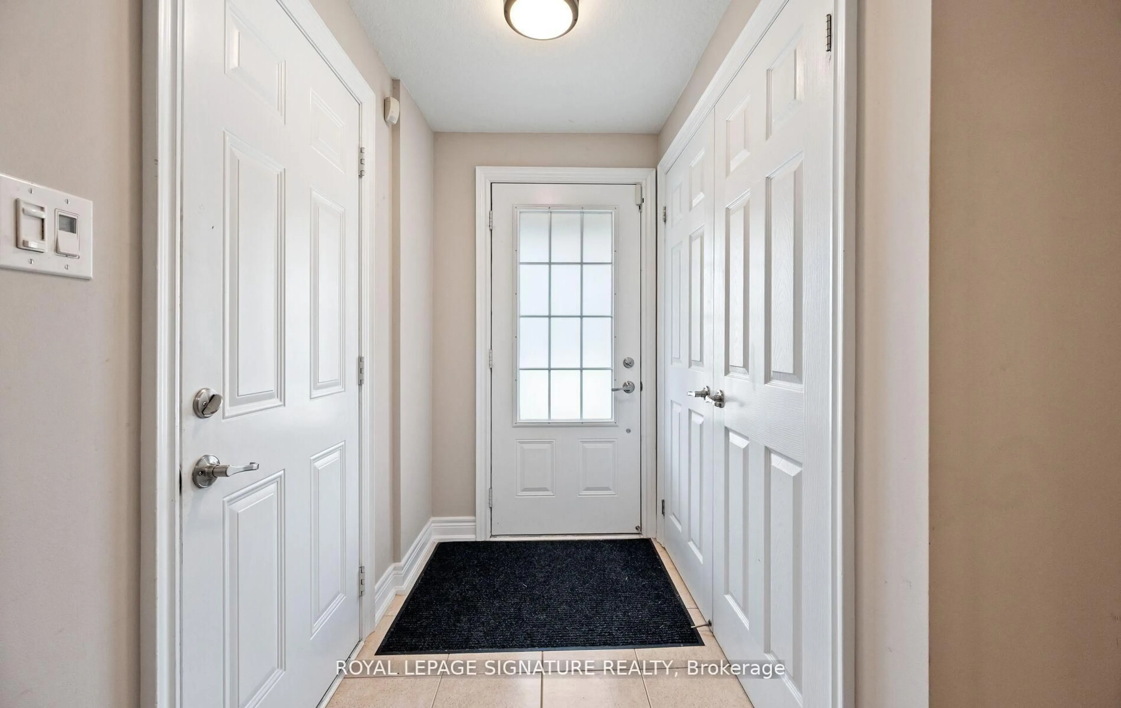 Indoor entryway for 5988 Turney Dr #19, Mississauga Ontario L5M 0S5