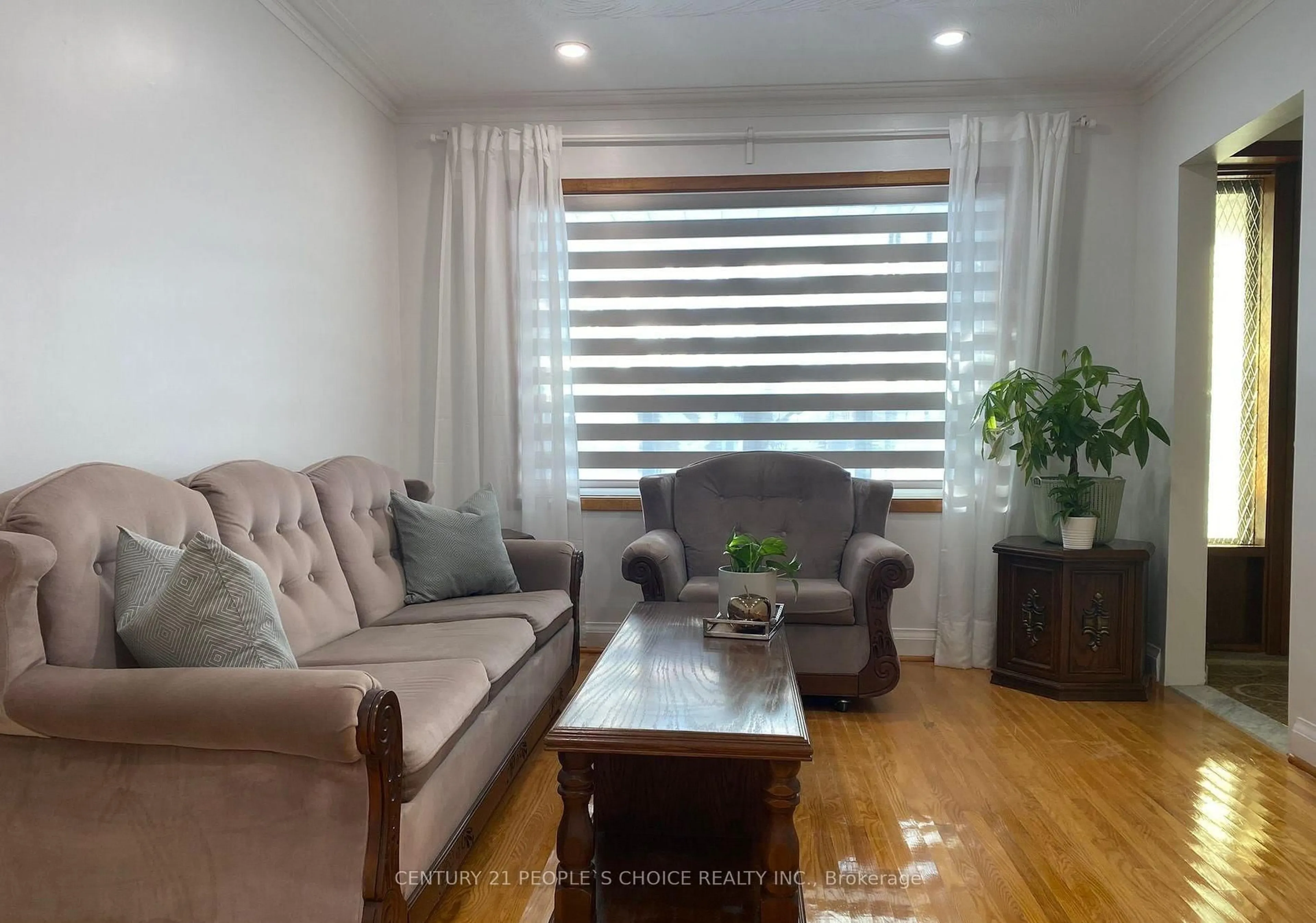 Living room with furniture, wood/laminate floor for 10 Rosewood Ave, Toronto Ontario M8Z 1X4