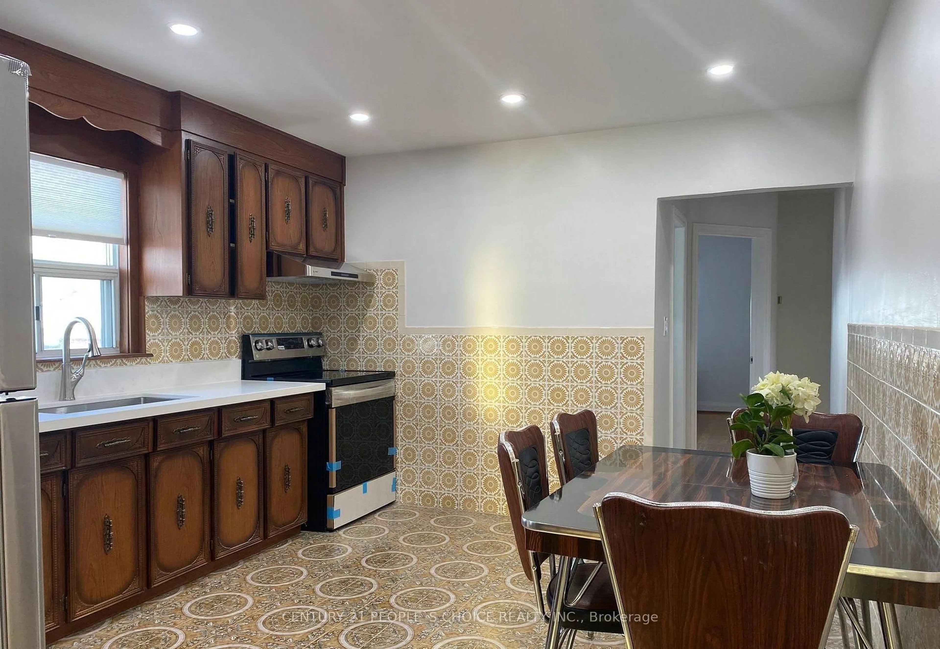 Standard kitchen, ceramic/tile floor for 10 Rosewood Ave, Toronto Ontario M8Z 1X4