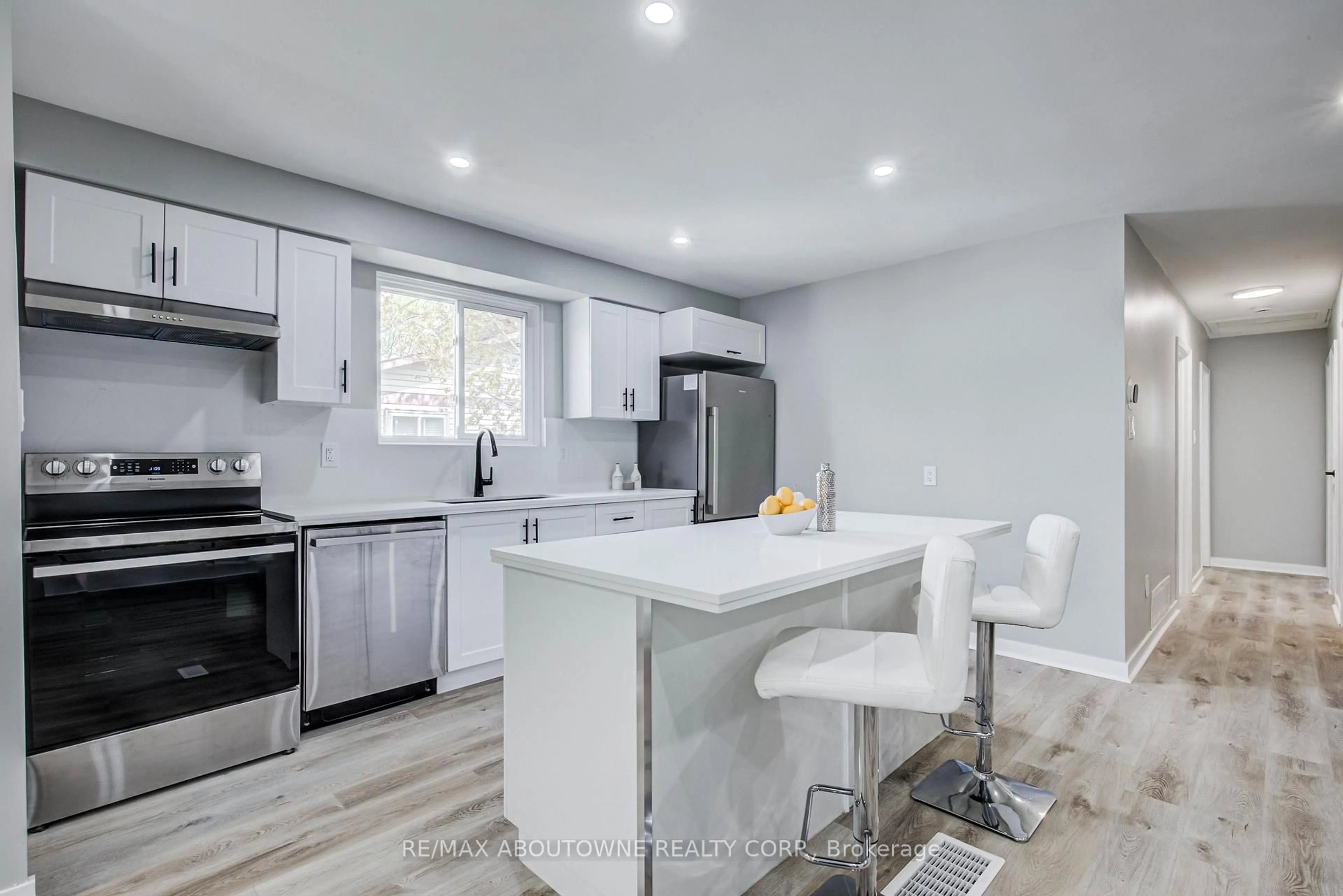 Open concept kitchen, unknown for 2367 Middlesmoor Cres, Burlington Ontario L7P 3X4