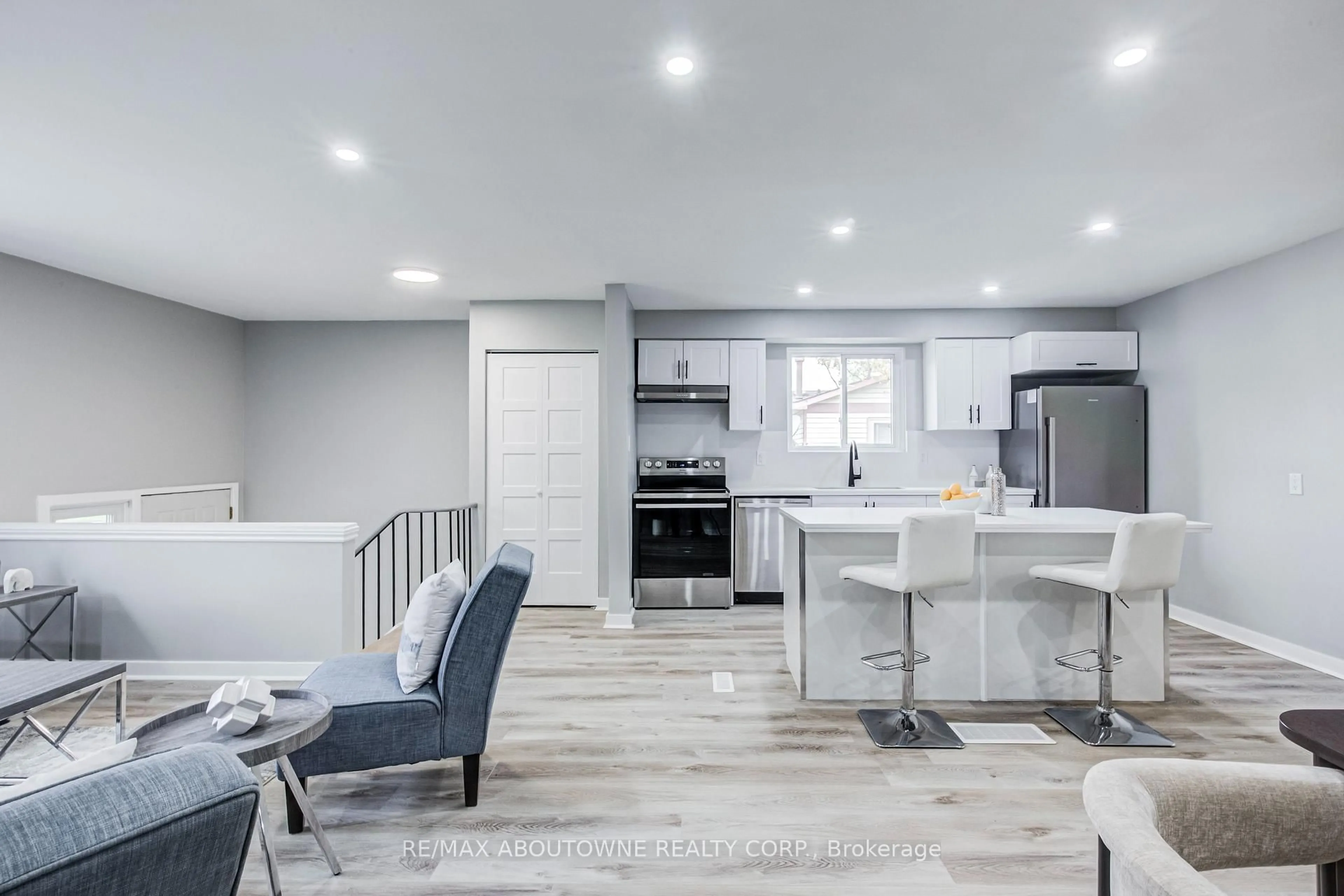 Open concept kitchen, ceramic/tile floor for 2367 Middlesmoor Cres, Burlington Ontario L7P 3X4