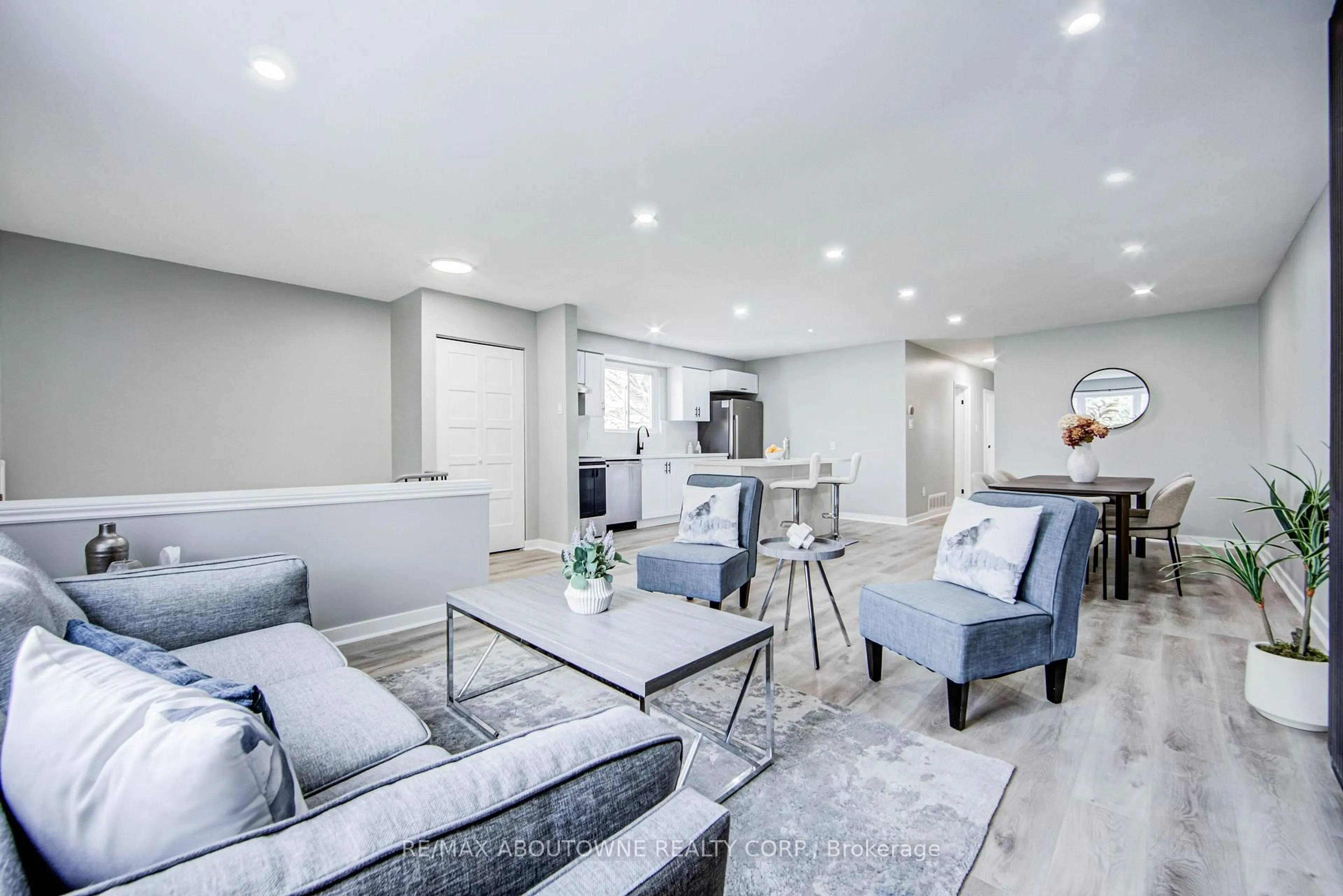 Living room with furniture, unknown for 2367 Middlesmoor Cres, Burlington Ontario L7P 3X4