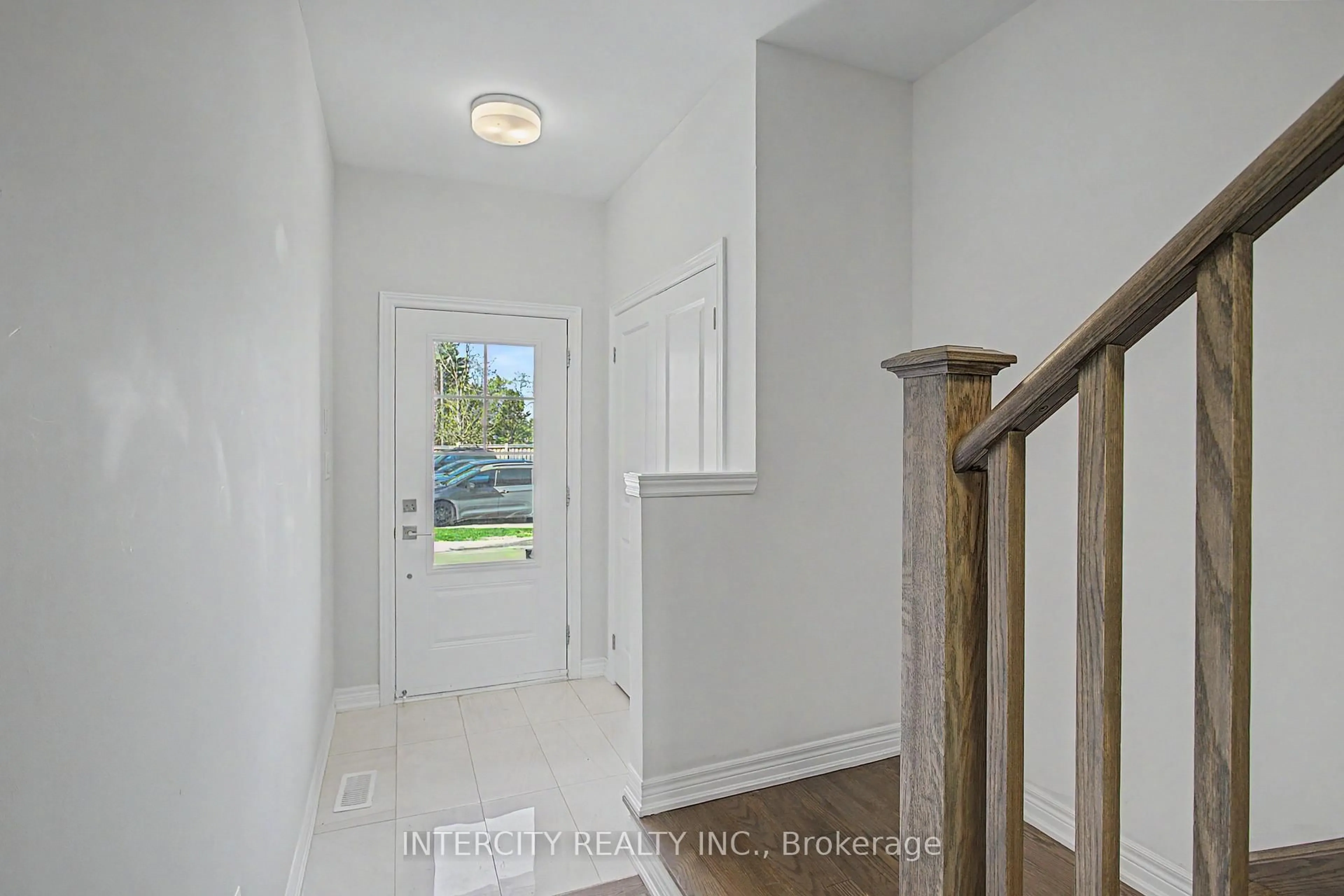 Indoor entryway for 21 Folcroft St, Brampton Ontario L6Y 0B6