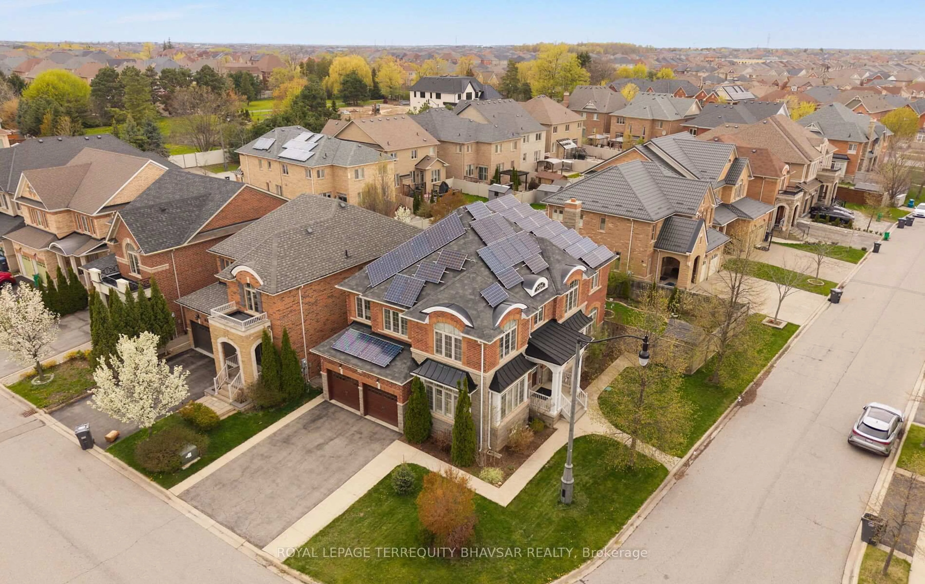 A pic from outside/outdoor area/front of a property/back of a property/a pic from drone, street for 11 Intrigue Tr, Brampton Ontario L6X 0W8