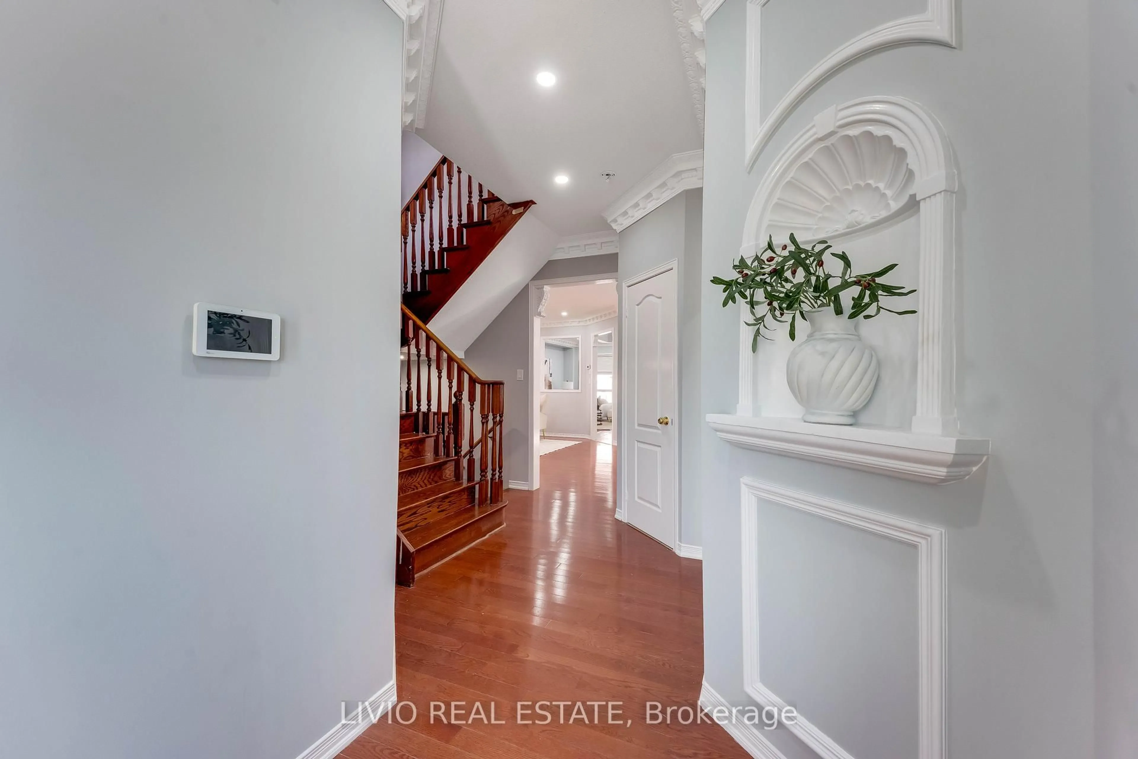 Indoor entryway for 3209 Cactus Gate, Mississauga Ontario L5N 8M7