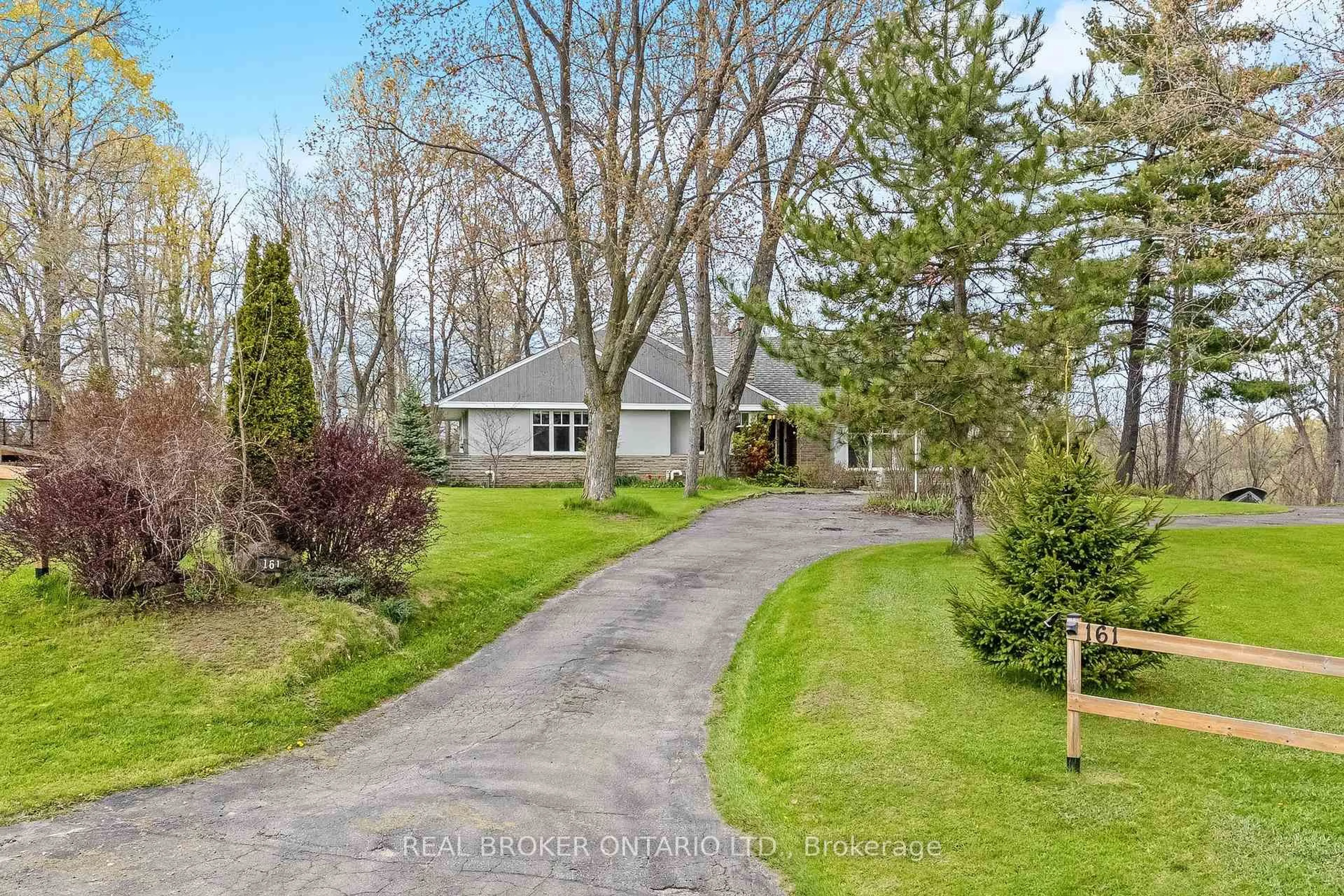 A pic from outside/outdoor area/front of a property/back of a property/a pic from drone, street for 161 Confederation St, Halton Hills Ontario L7G 4S8