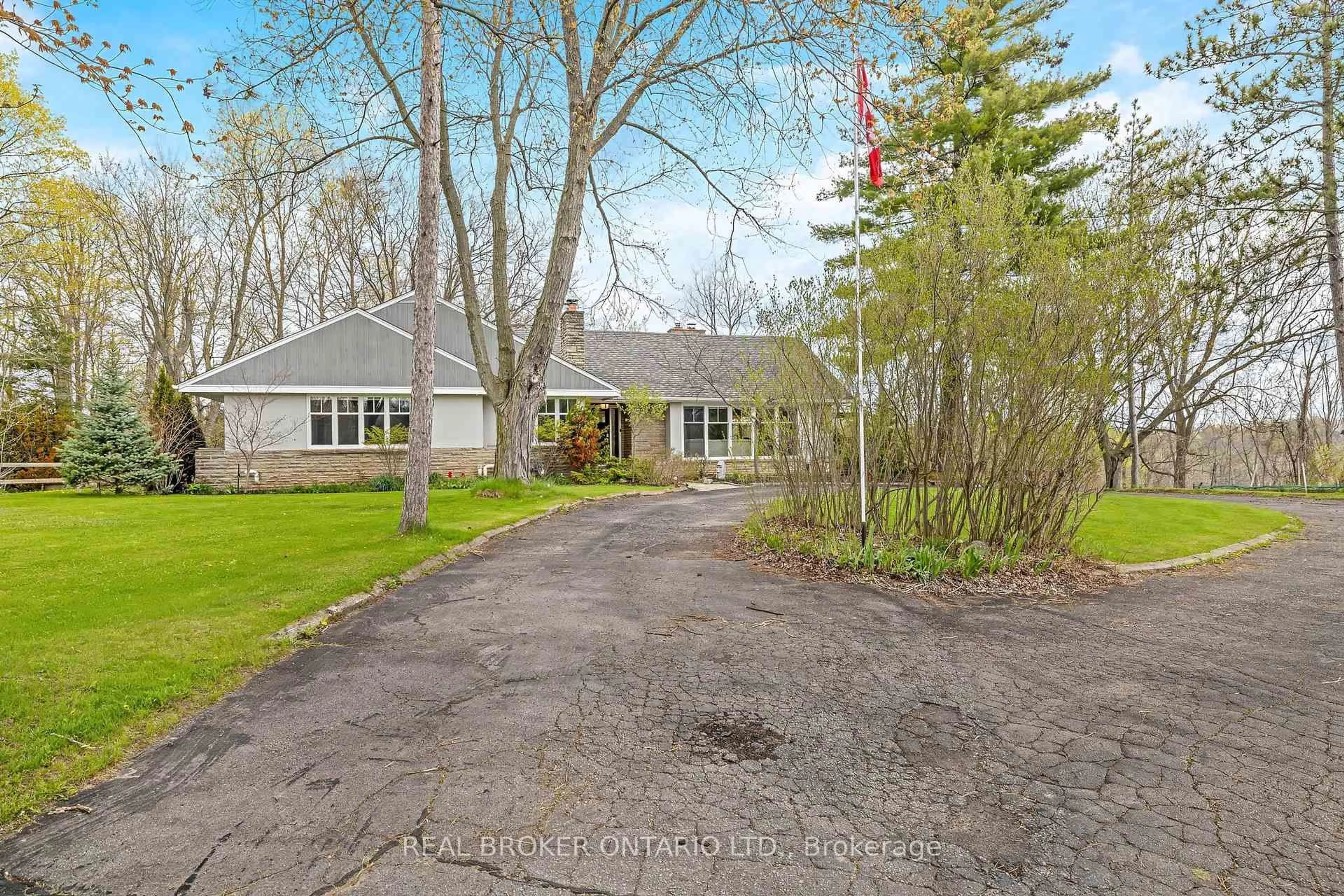 A pic from outside/outdoor area/front of a property/back of a property/a pic from drone, street for 161 Confederation St, Halton Hills Ontario L7G 4S8