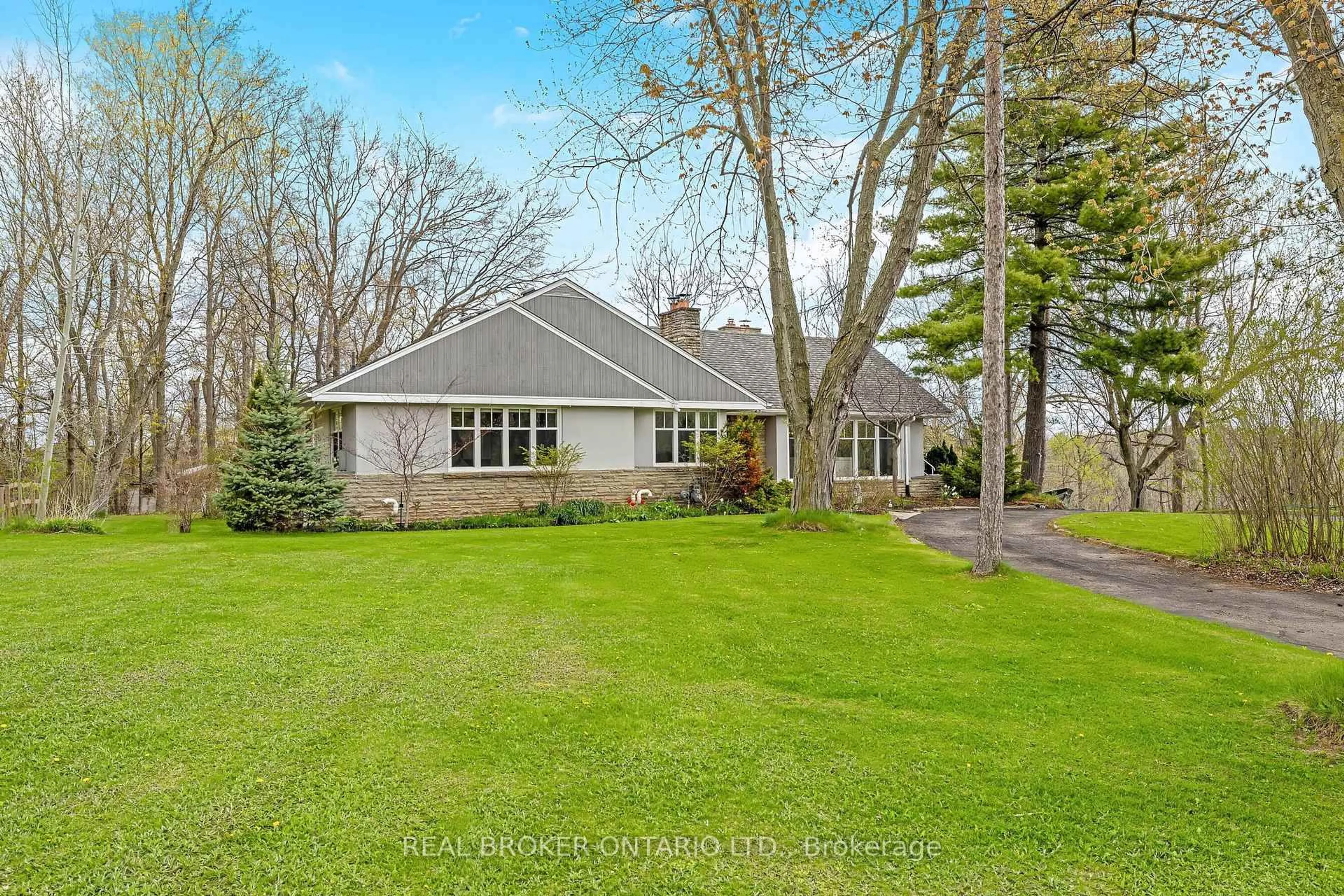 A pic from outside/outdoor area/front of a property/back of a property/a pic from drone, street for 161 Confederation St, Halton Hills Ontario L7G 4S8